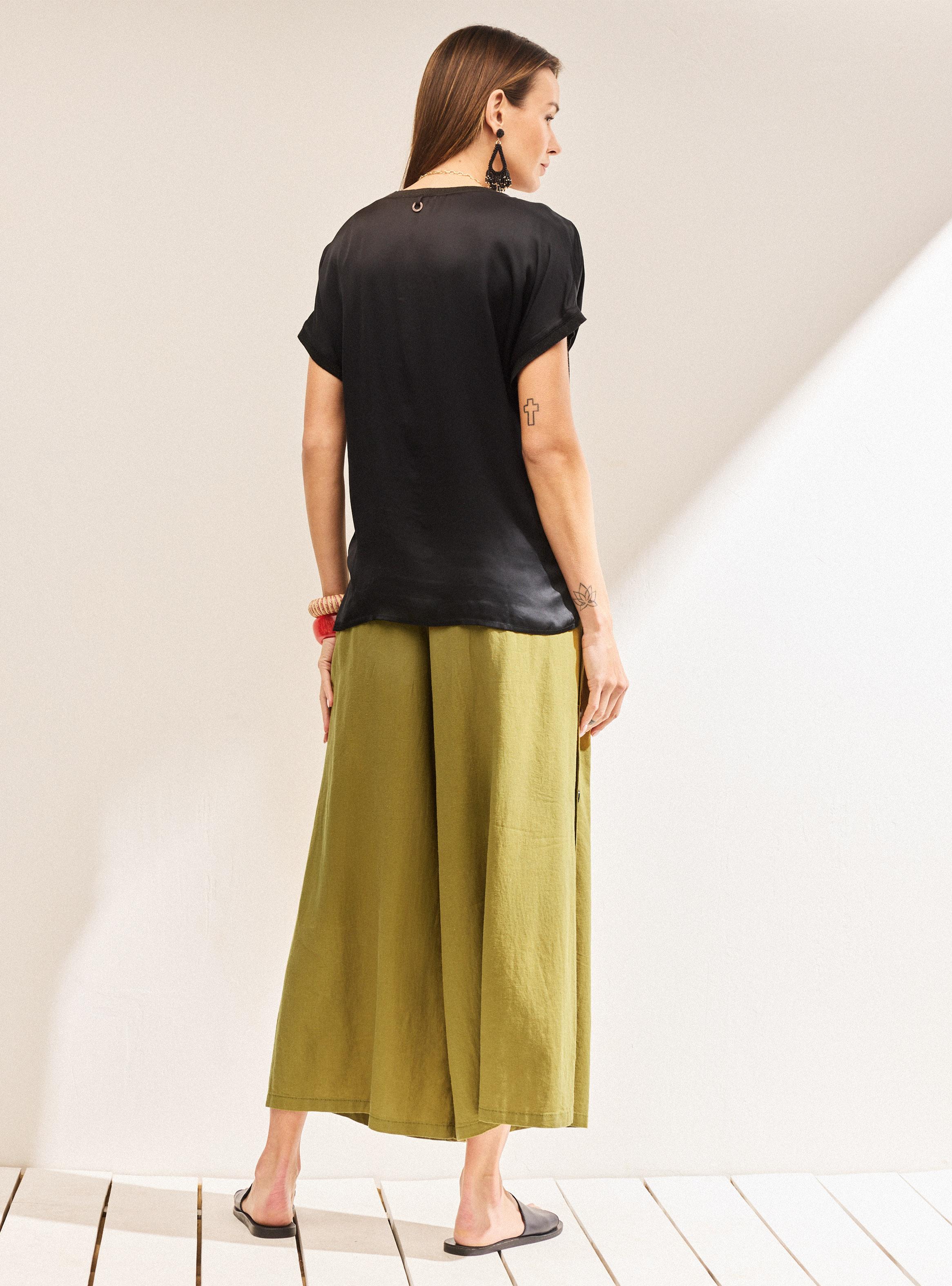 Blusa Satín Detalle en Escote-5