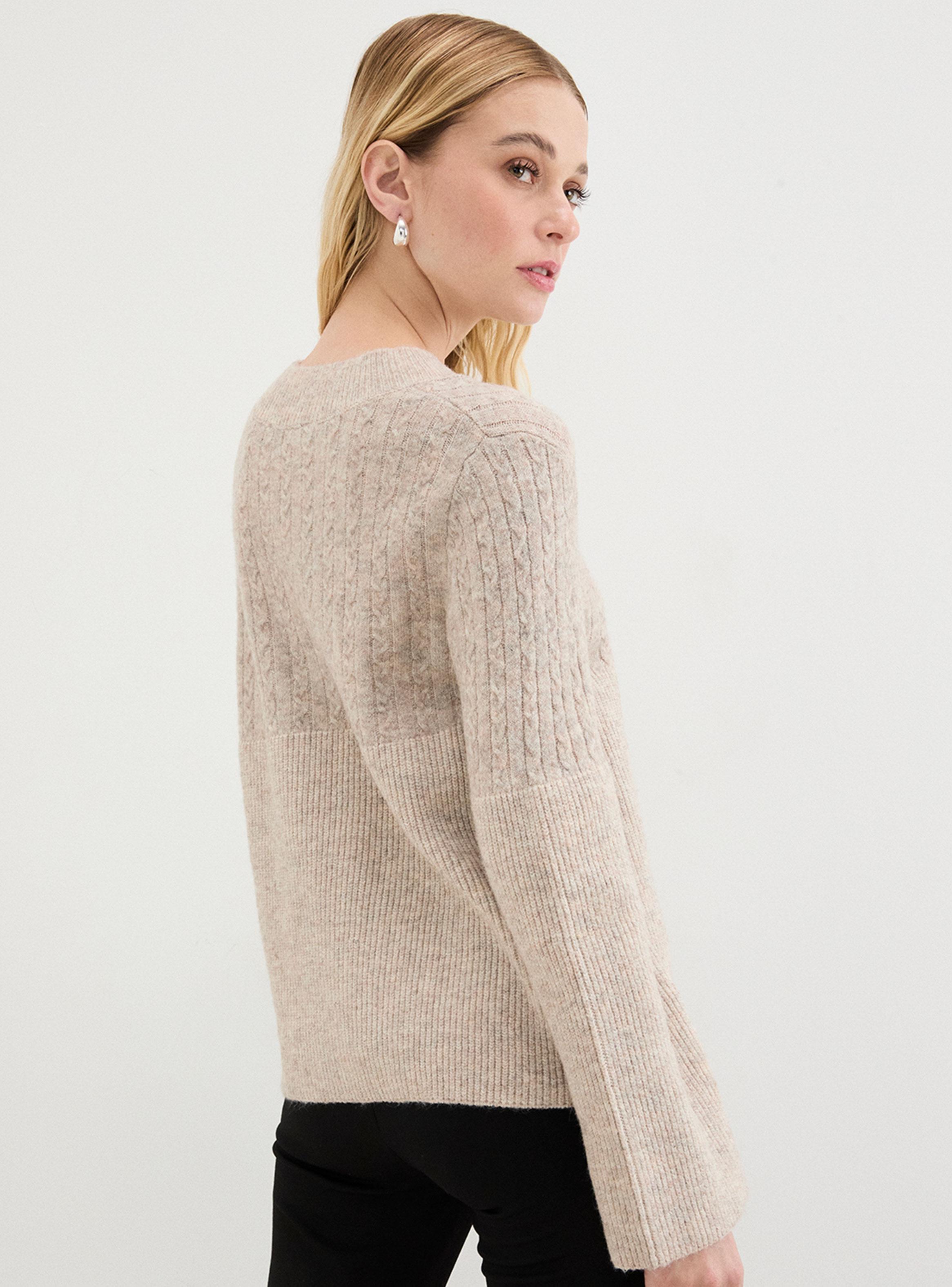 Sweater con Escote Levemente Subido y Diseño en la Mitad Superior-1