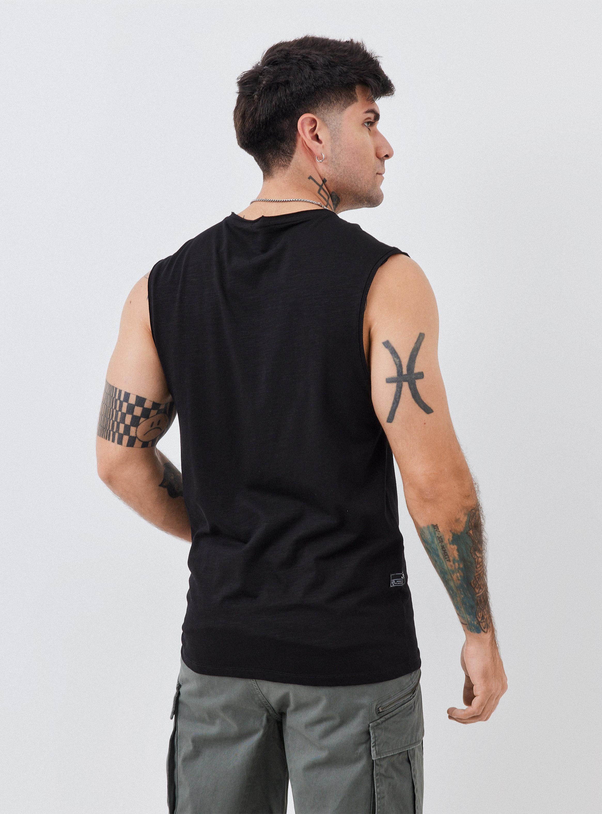 Polera Musculosa Bordado en Pecho sin Manga-1