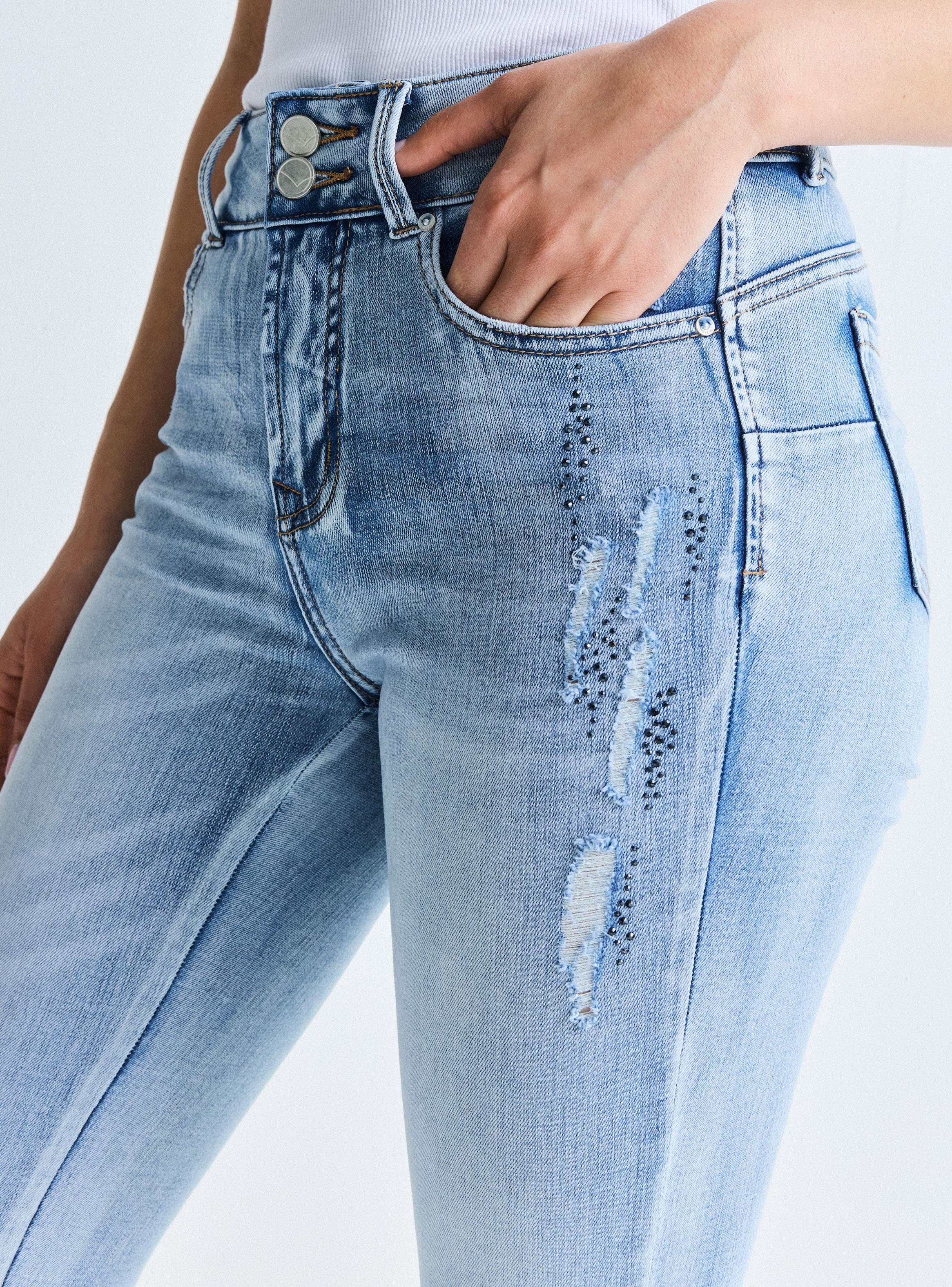 Jeans Push Up 2 Botones con Aplicaciones y Cierre en la Bota-2