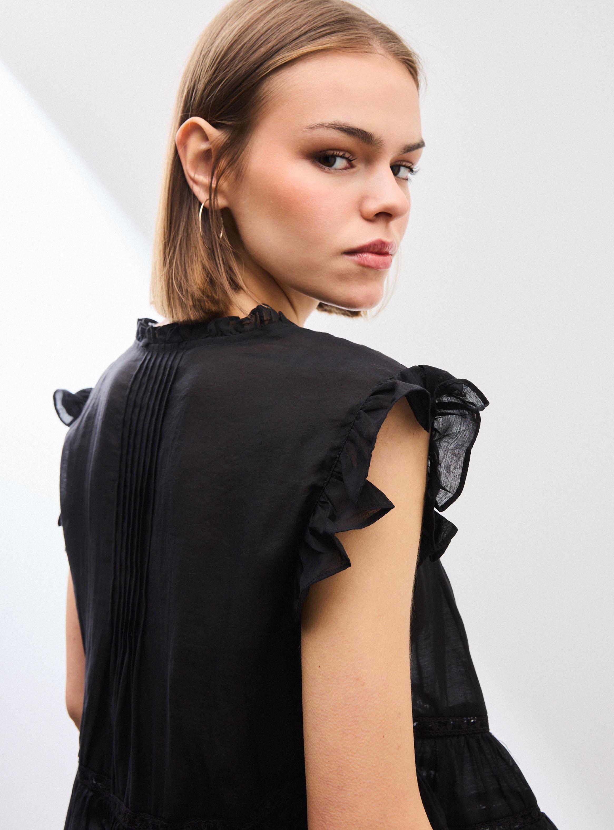Blusa Tela Bordada con Botones y Detalle Vuelos Plisados-3