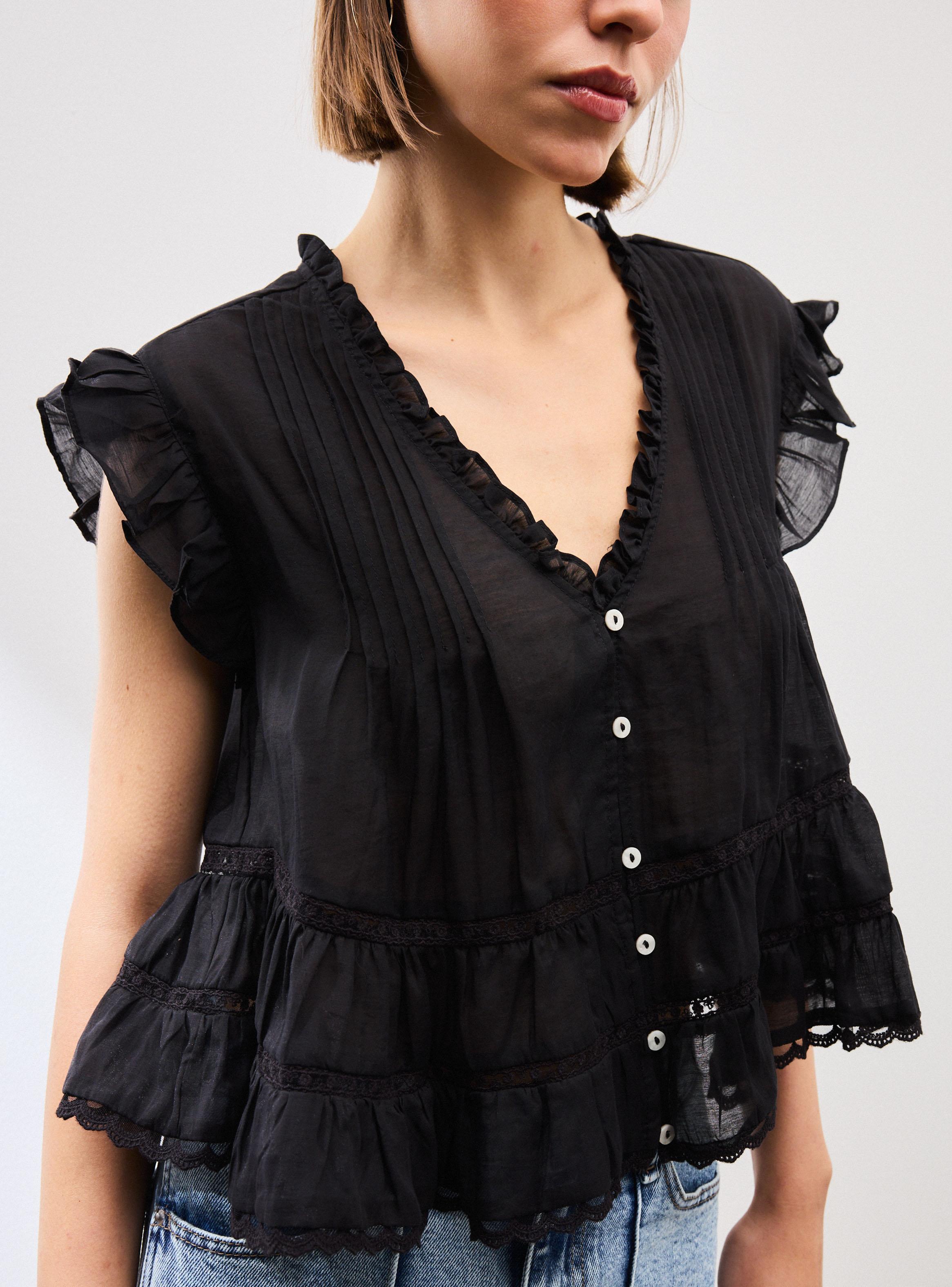 Blusa Tela Bordada con Botones y Detalle Vuelos Plisados-2