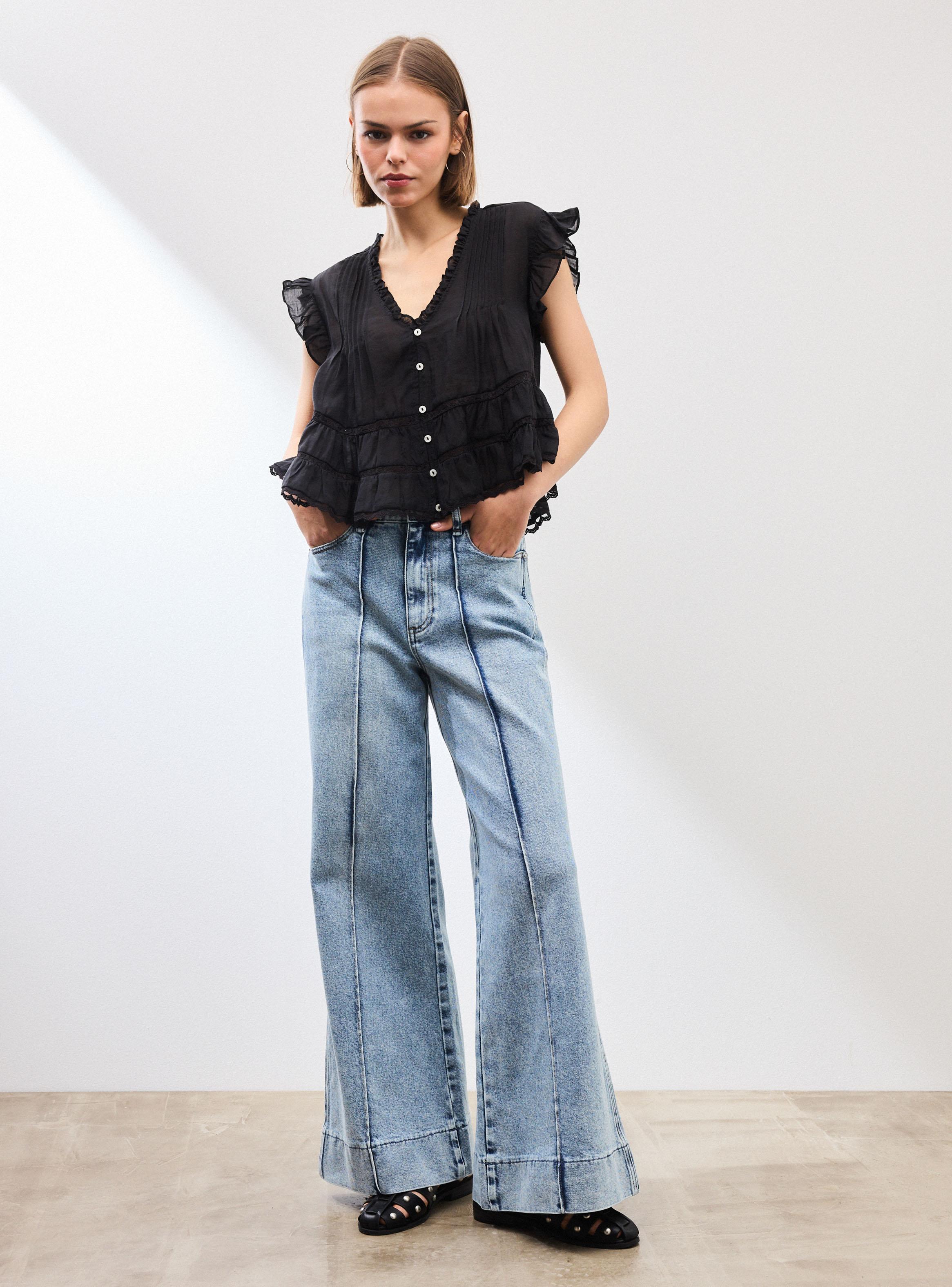 Blusa Tela Bordada con Botones y Detalle Vuelos Plisados-4