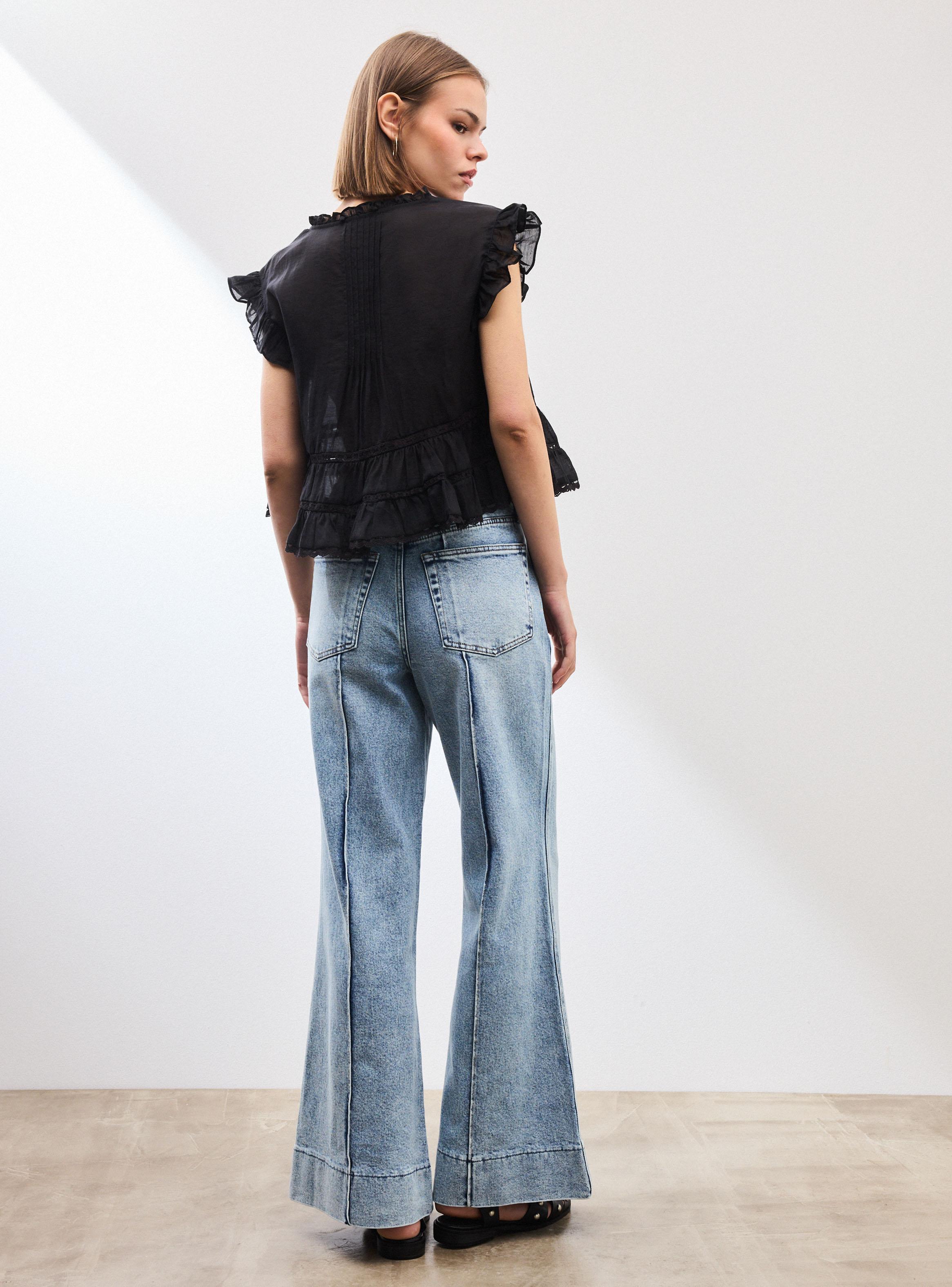 Blusa Tela Bordada con Botones y Detalle Vuelos Plisados-5