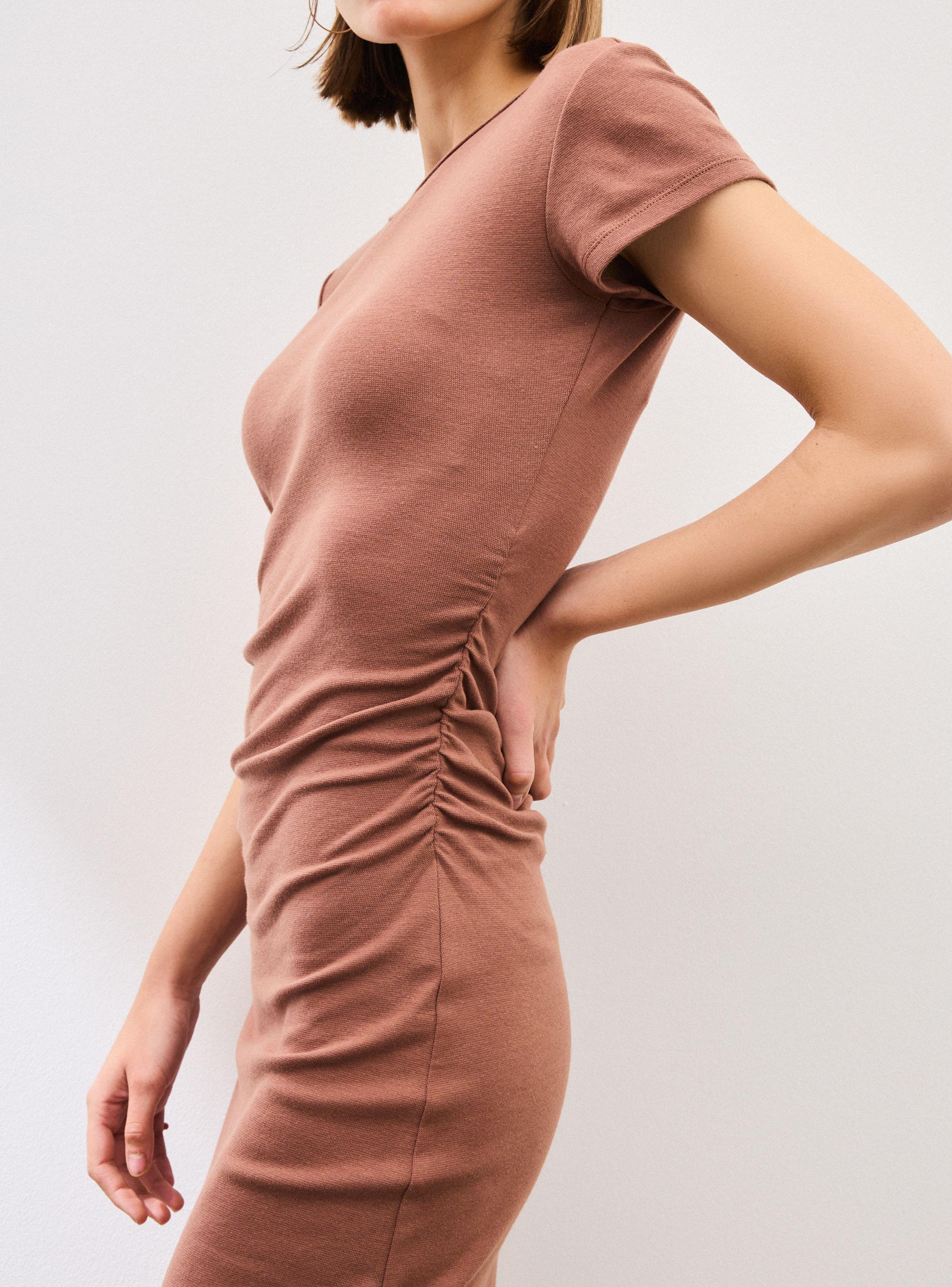 Vestido Midi Ajustado Manga Corta con Cuerpo Fruncido-2