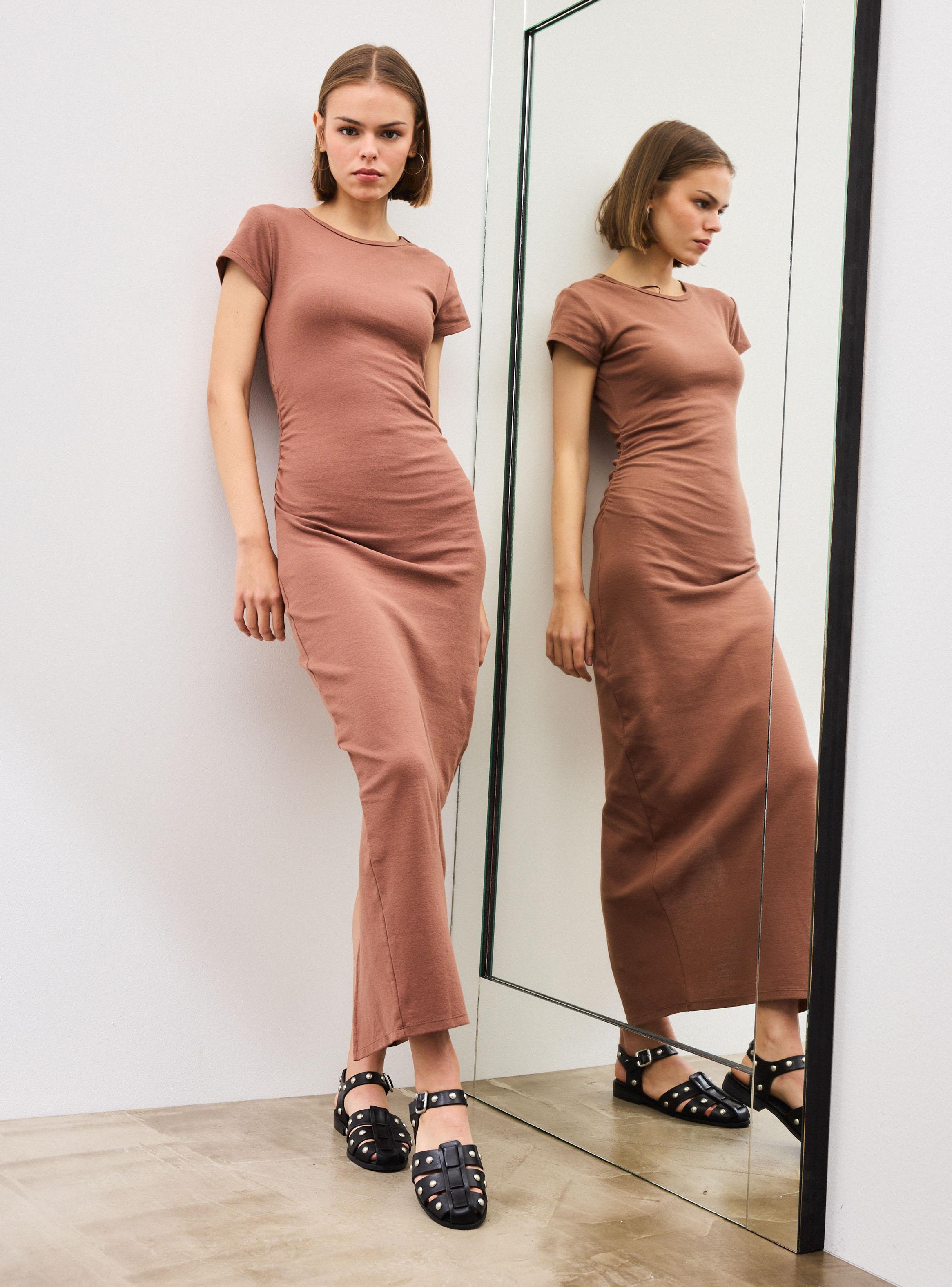 Vestido Midi Ajustado Manga Corta con Cuerpo Fruncido-4
