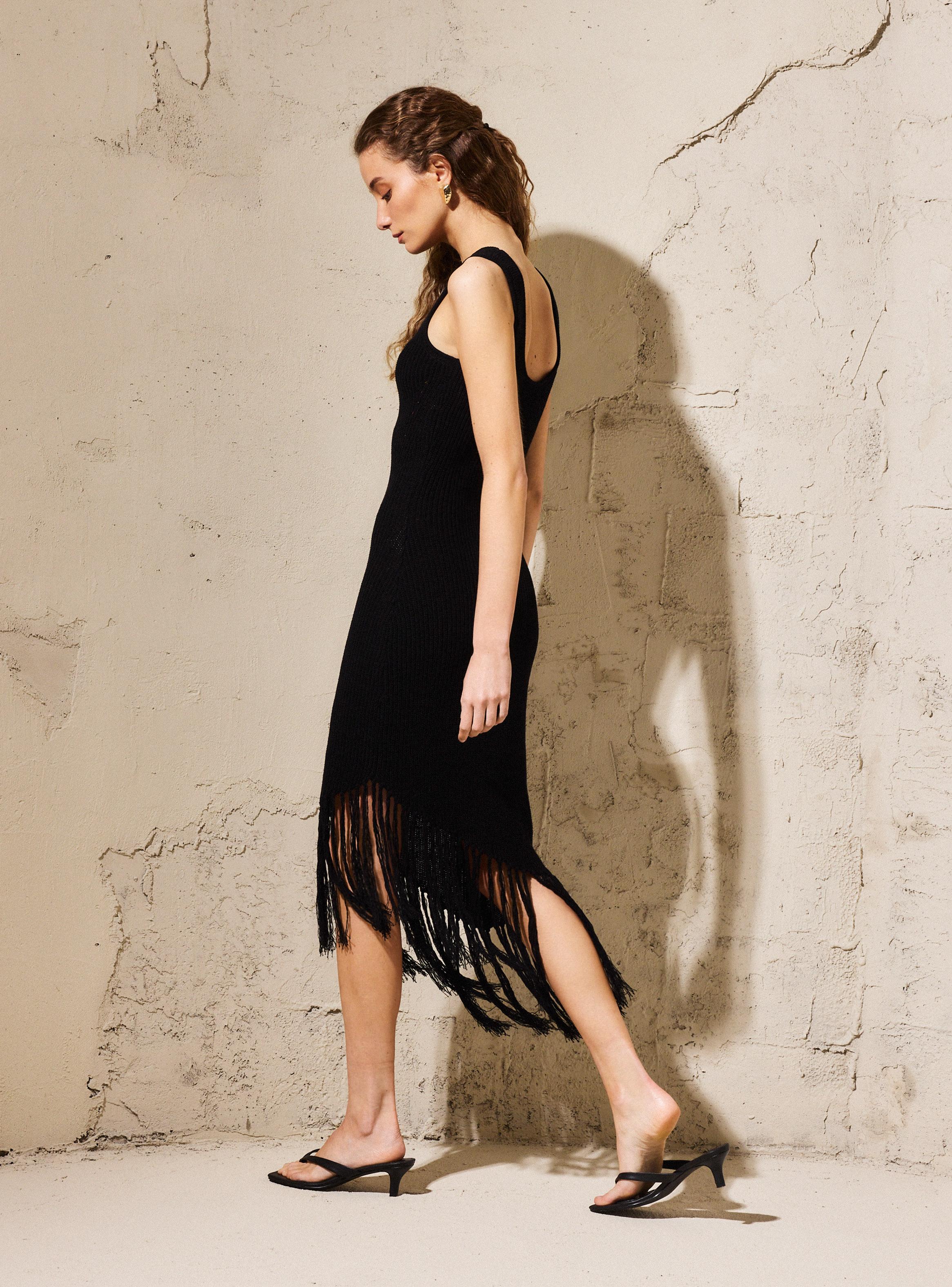 Vestido Escote Redondo Asimétrico con Flecos Colección María Pombo-6