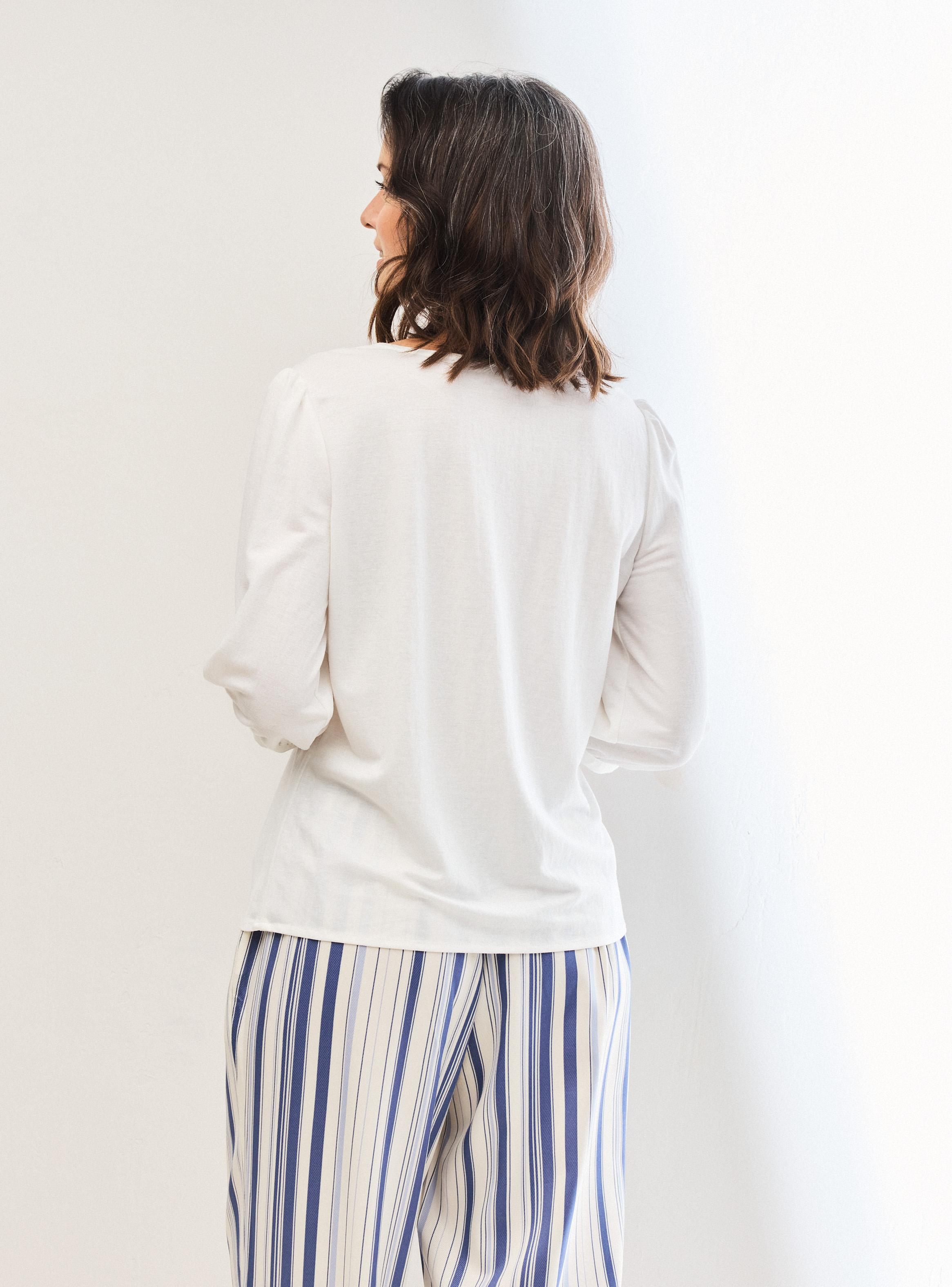 Blusa con Aplicación en Escote-1