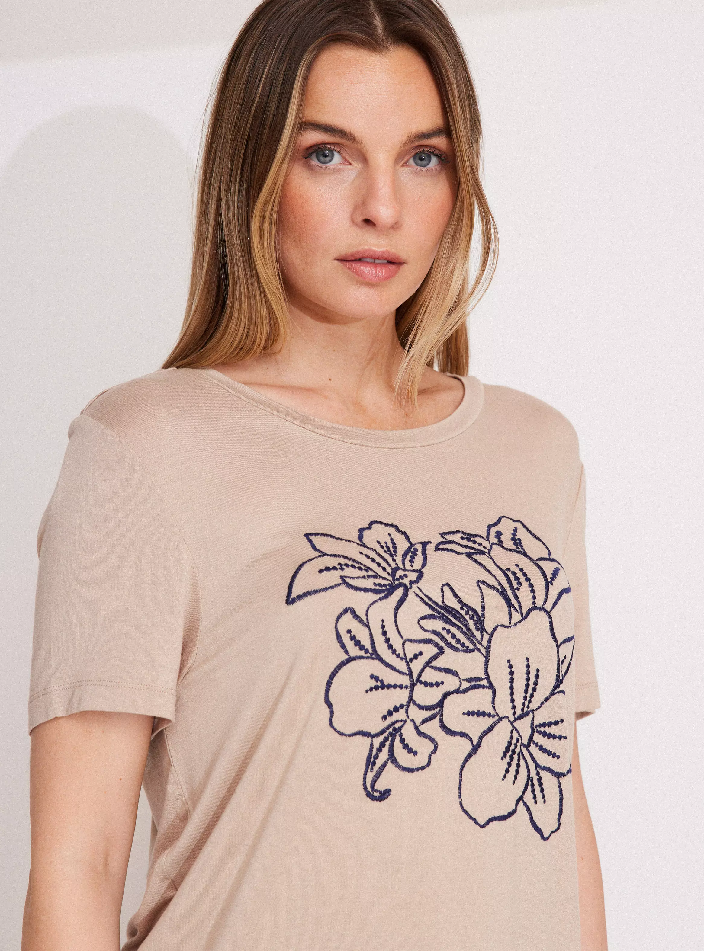 Polera Básica con Bordado Central-2