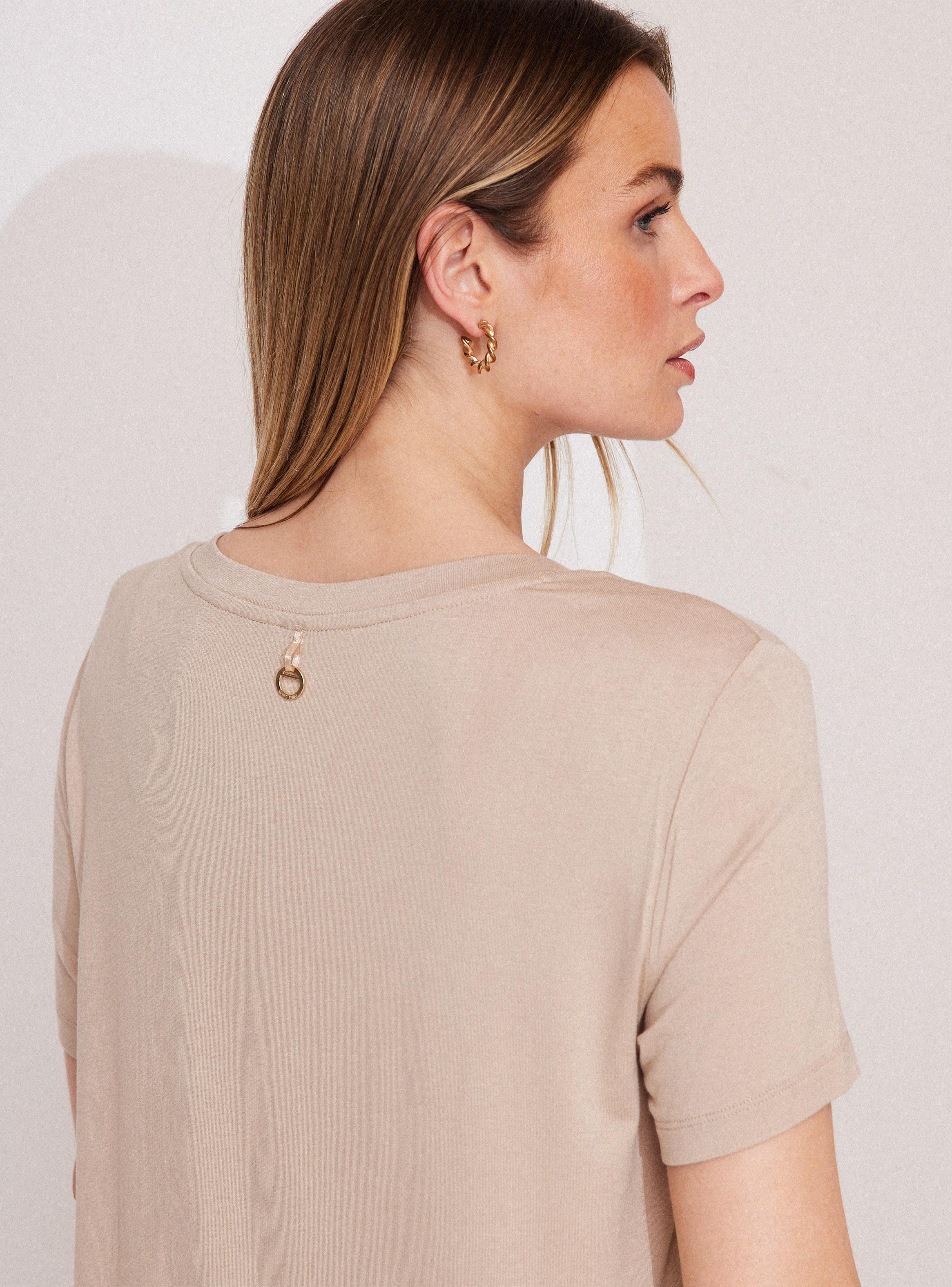 Polera Básica con Bordado Central-3