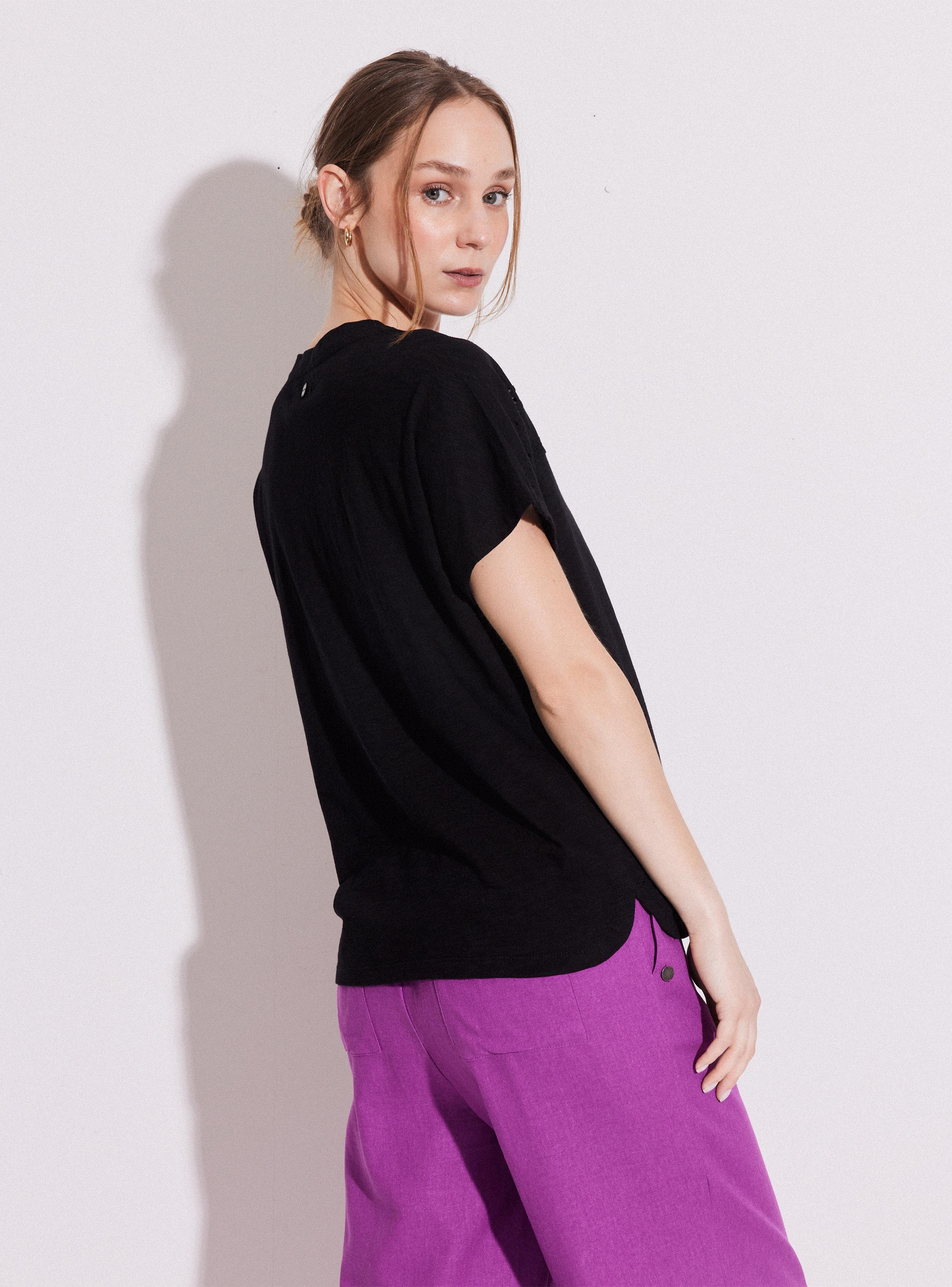 Polera Bordado de Flor-1
