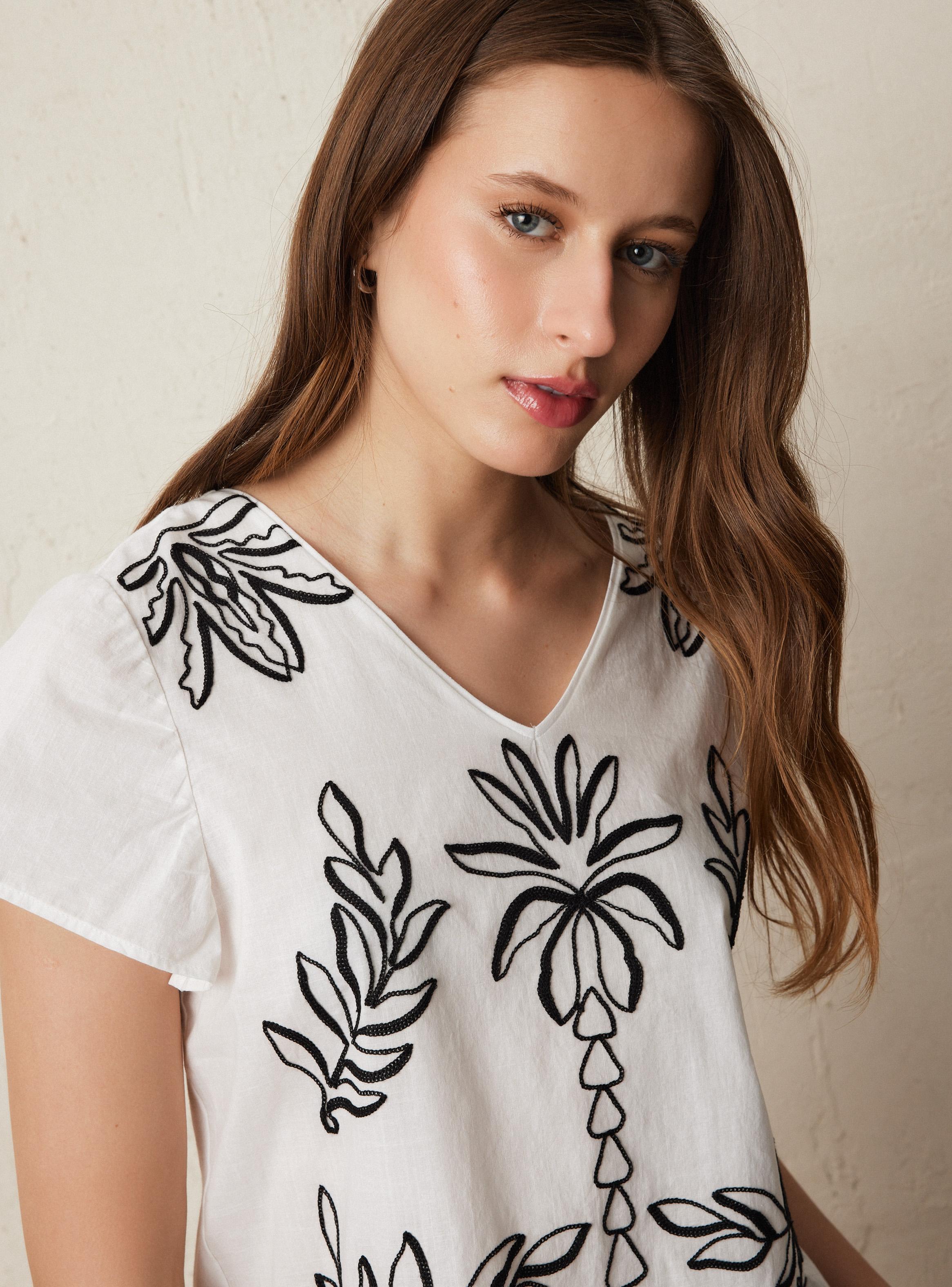 Blusa con Bordado Frontal-2