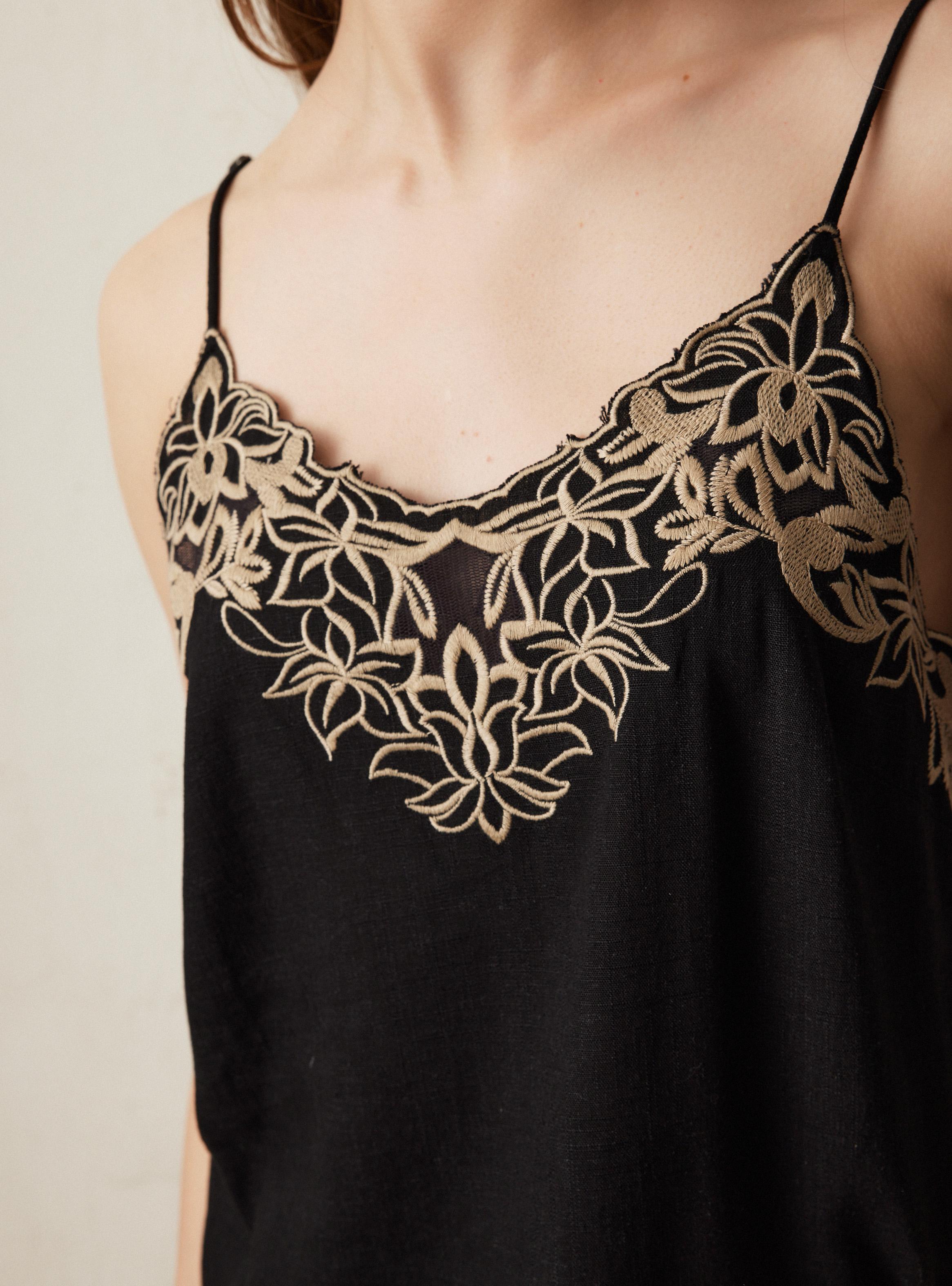 Blusa con Lino Bordada en Escote-2