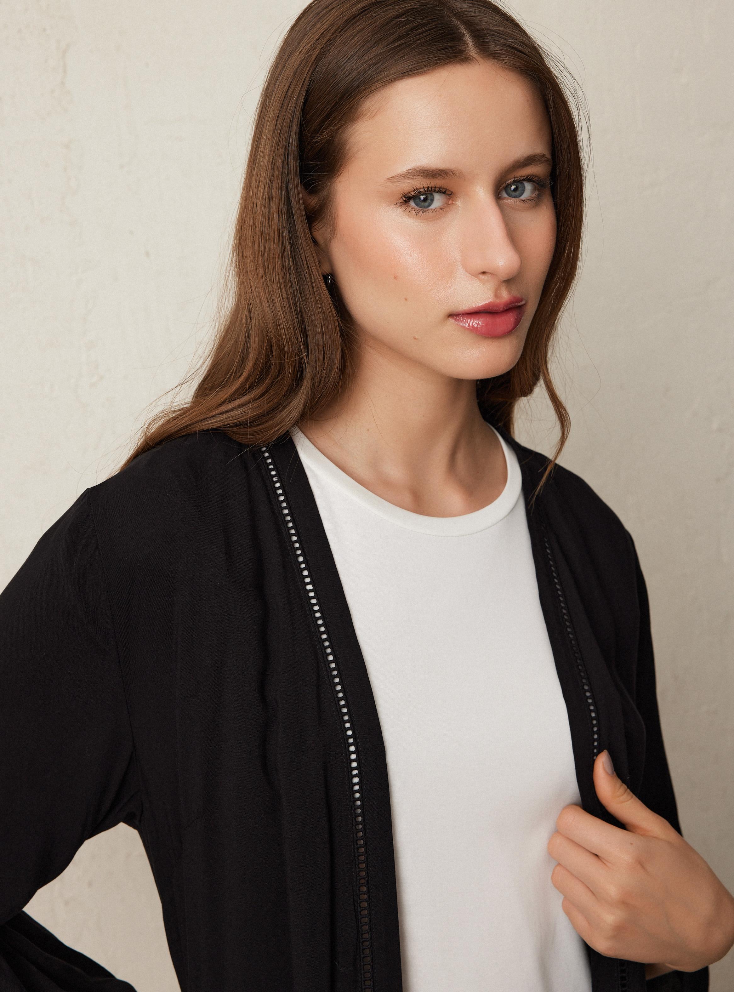 Blusa Tipo Kimono con Vuelo en Ruedo-3