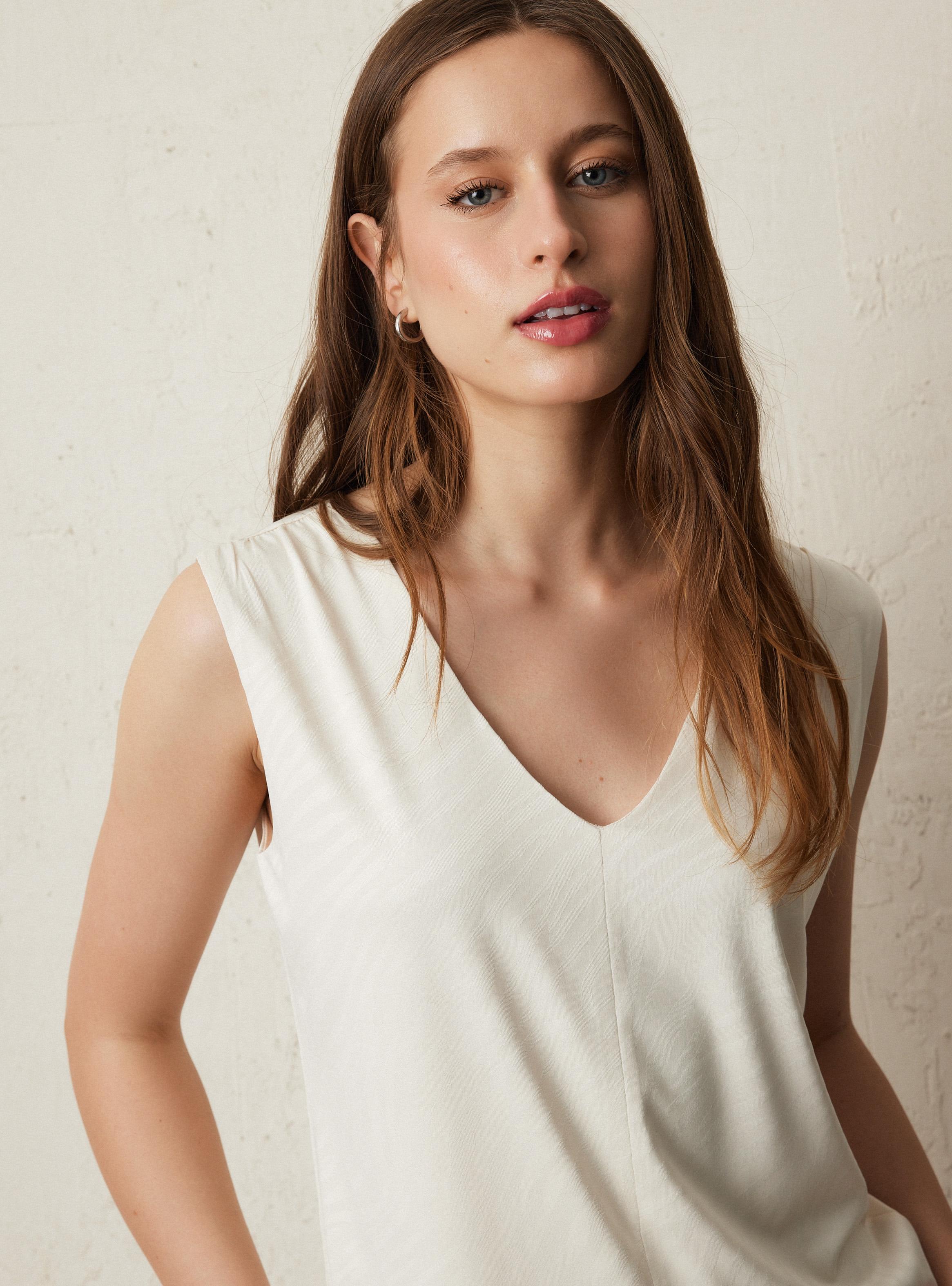 Polera de Tela Texturizada y Forro-3