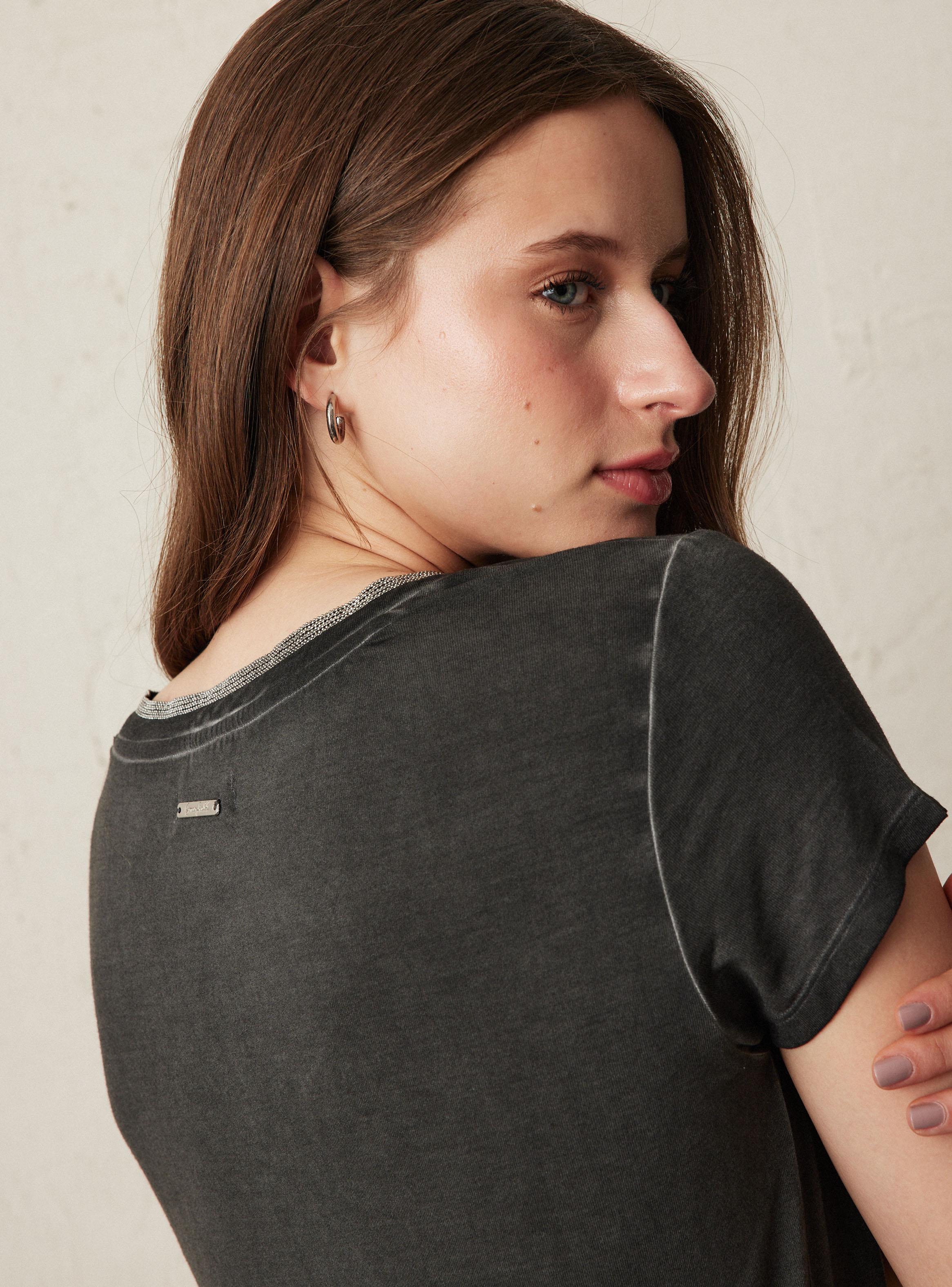 Polera con Detalle de Cadena en Escote-3