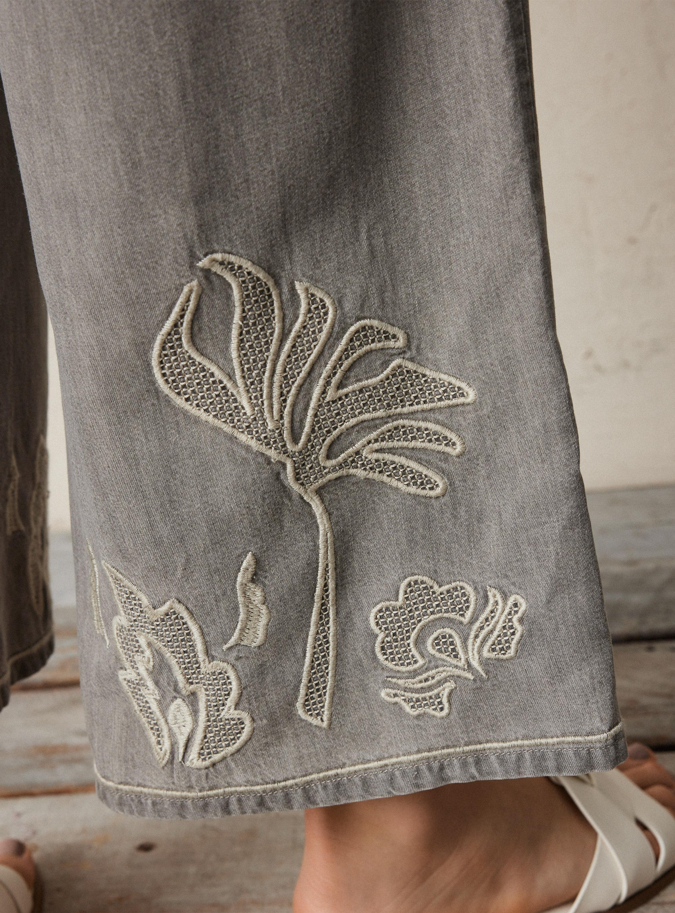 Pantalón de Denim Fluido con Bordado-3