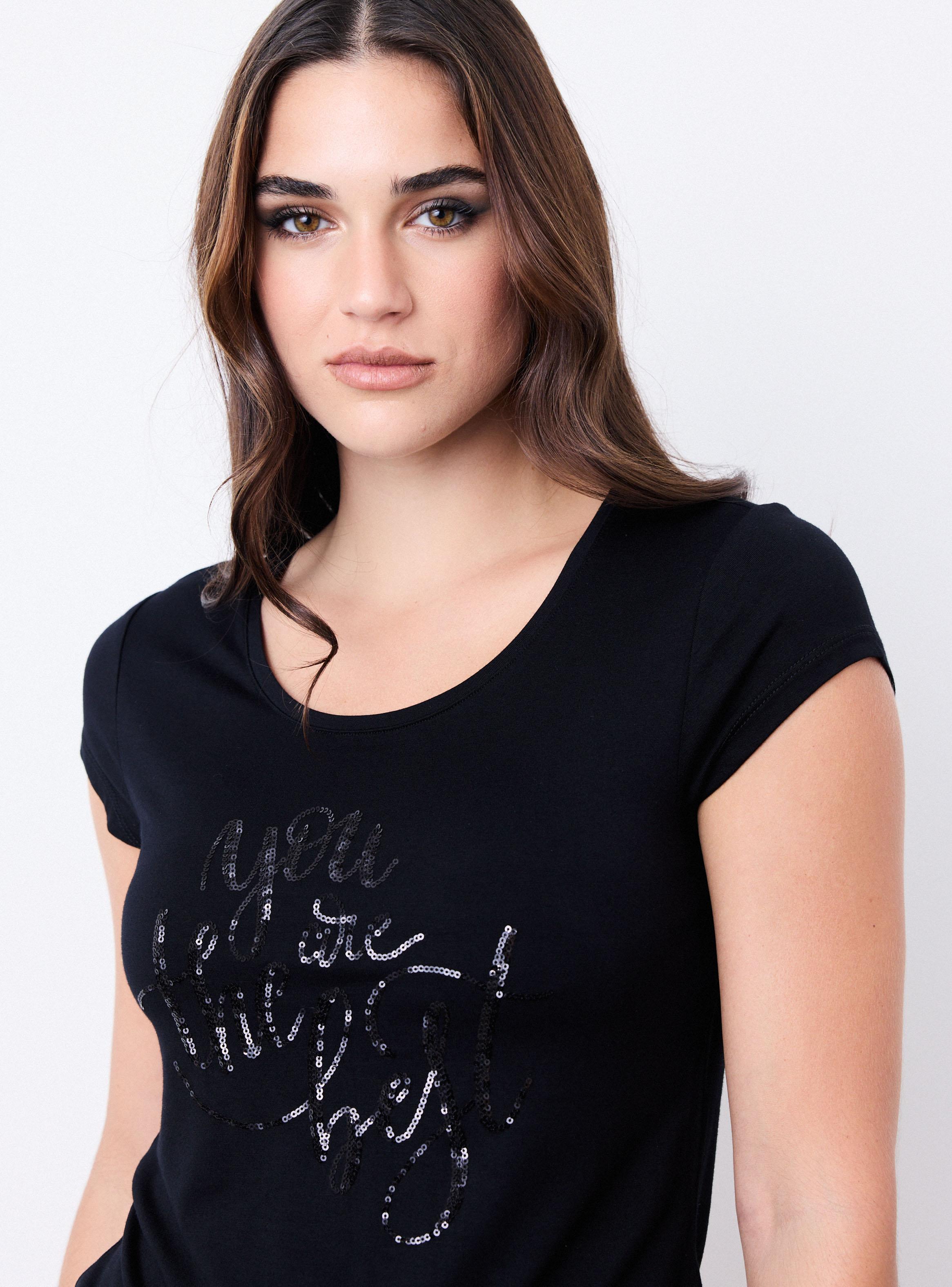 Polera Básica con Gráfica Brillante-2
