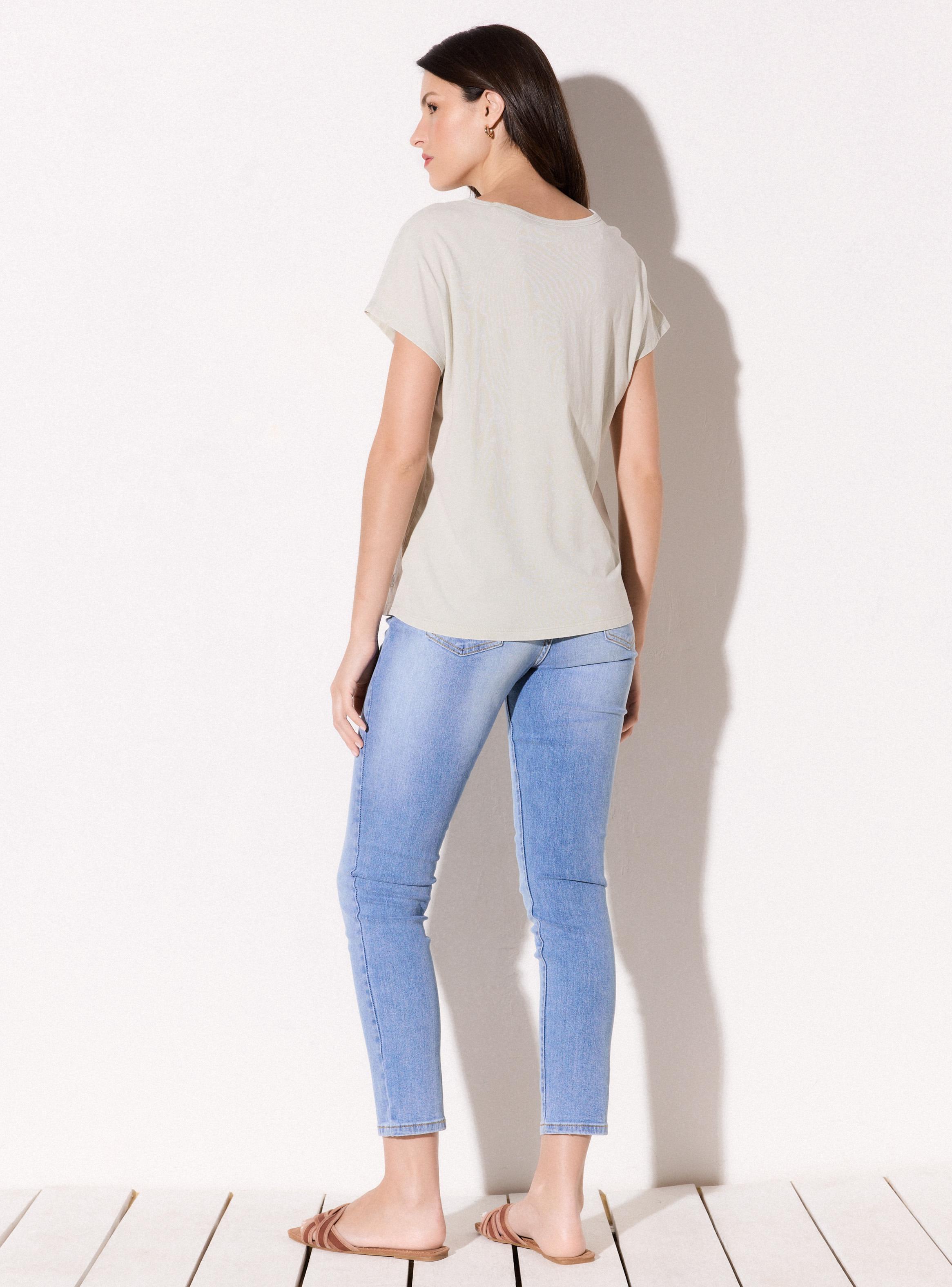 Polera Estampado y Logo Folia-5