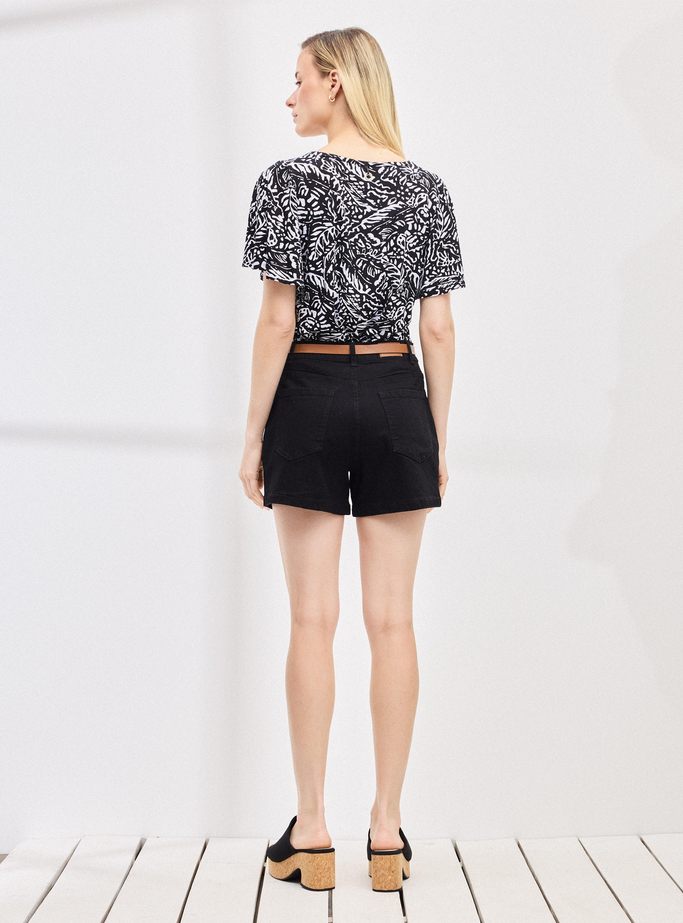 Short con Bolsillos Decorativos y Cinturón-5