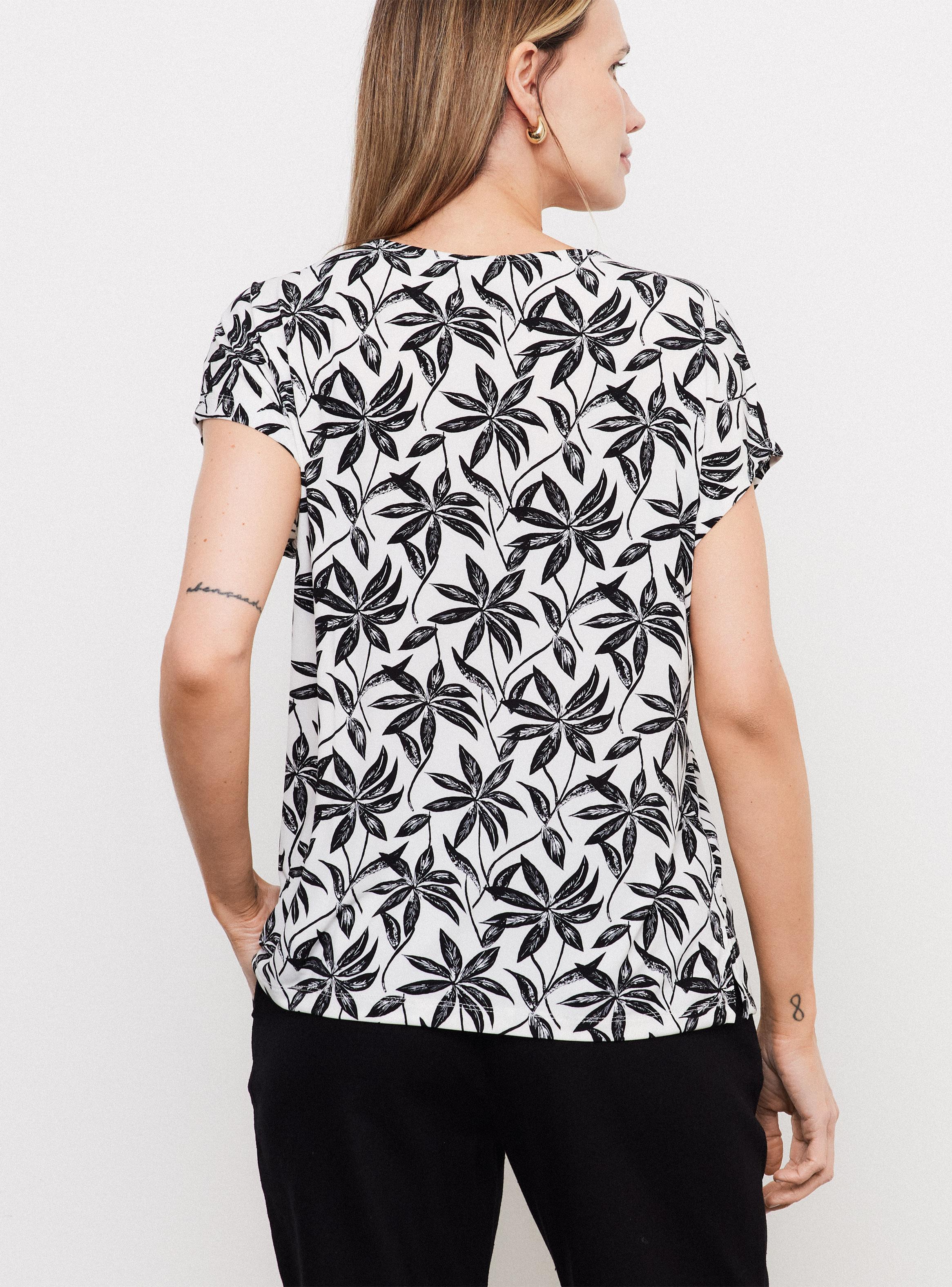 Polera Estampada con Aplicación y Abertura en Escote-3