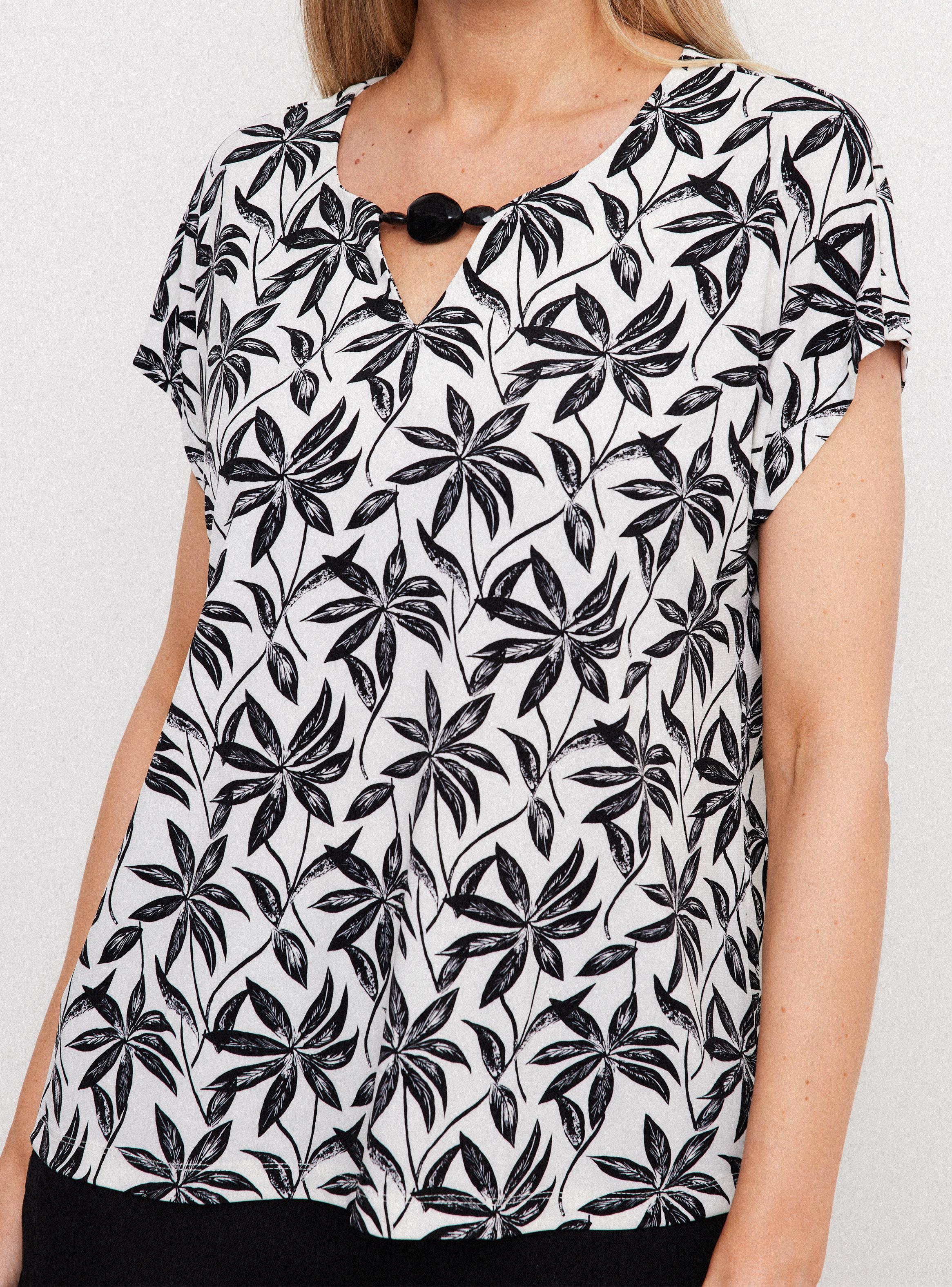 Polera Estampada con Aplicación y Abertura en Escote-2