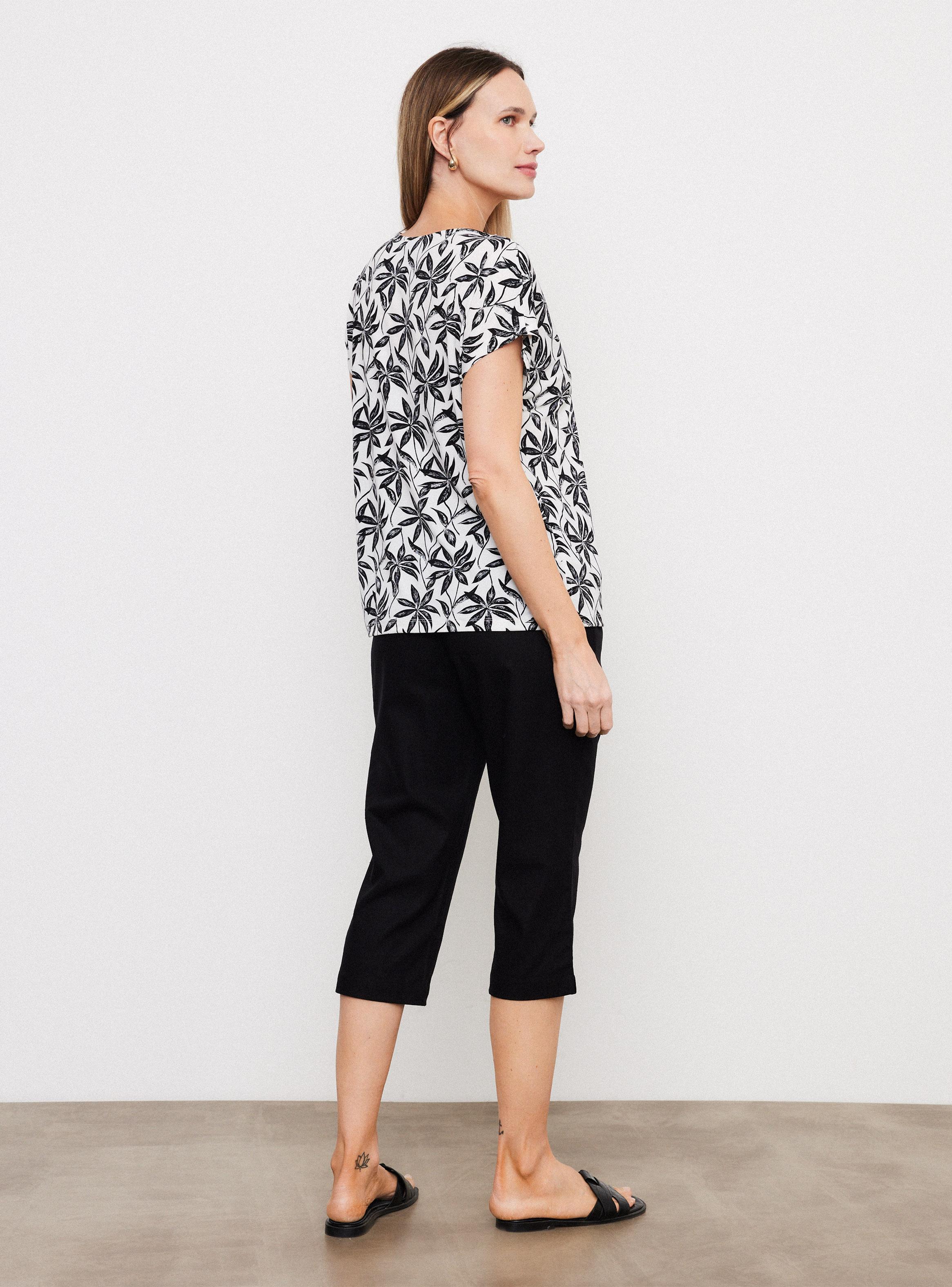 Polera Estampada con Aplicación y Abertura en Escote-5