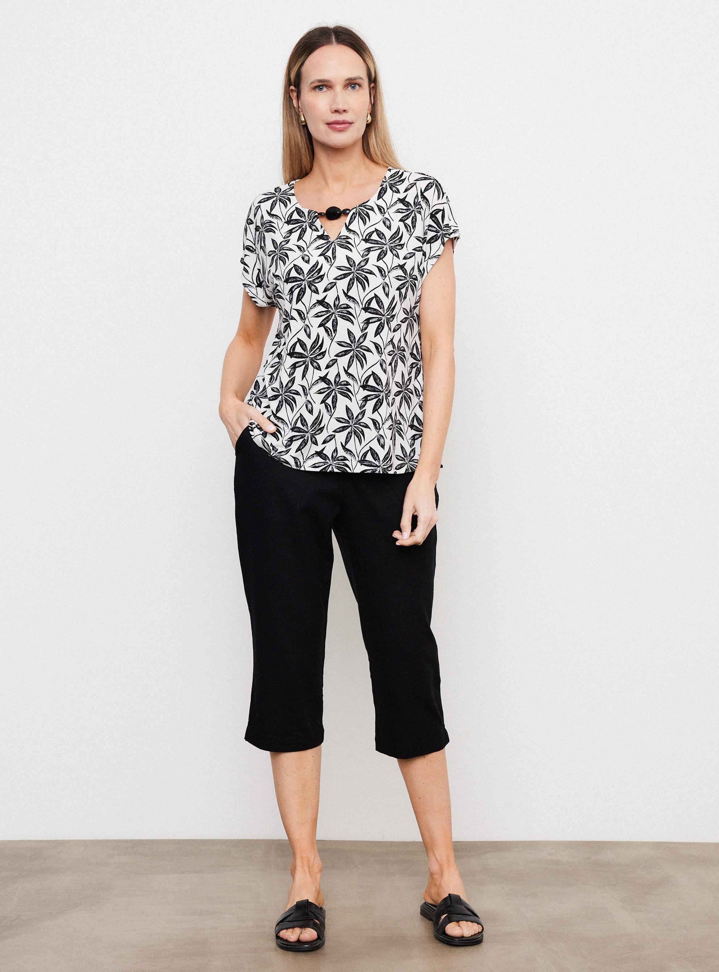 Polera Estampada con Aplicación y Abertura en Escote-4