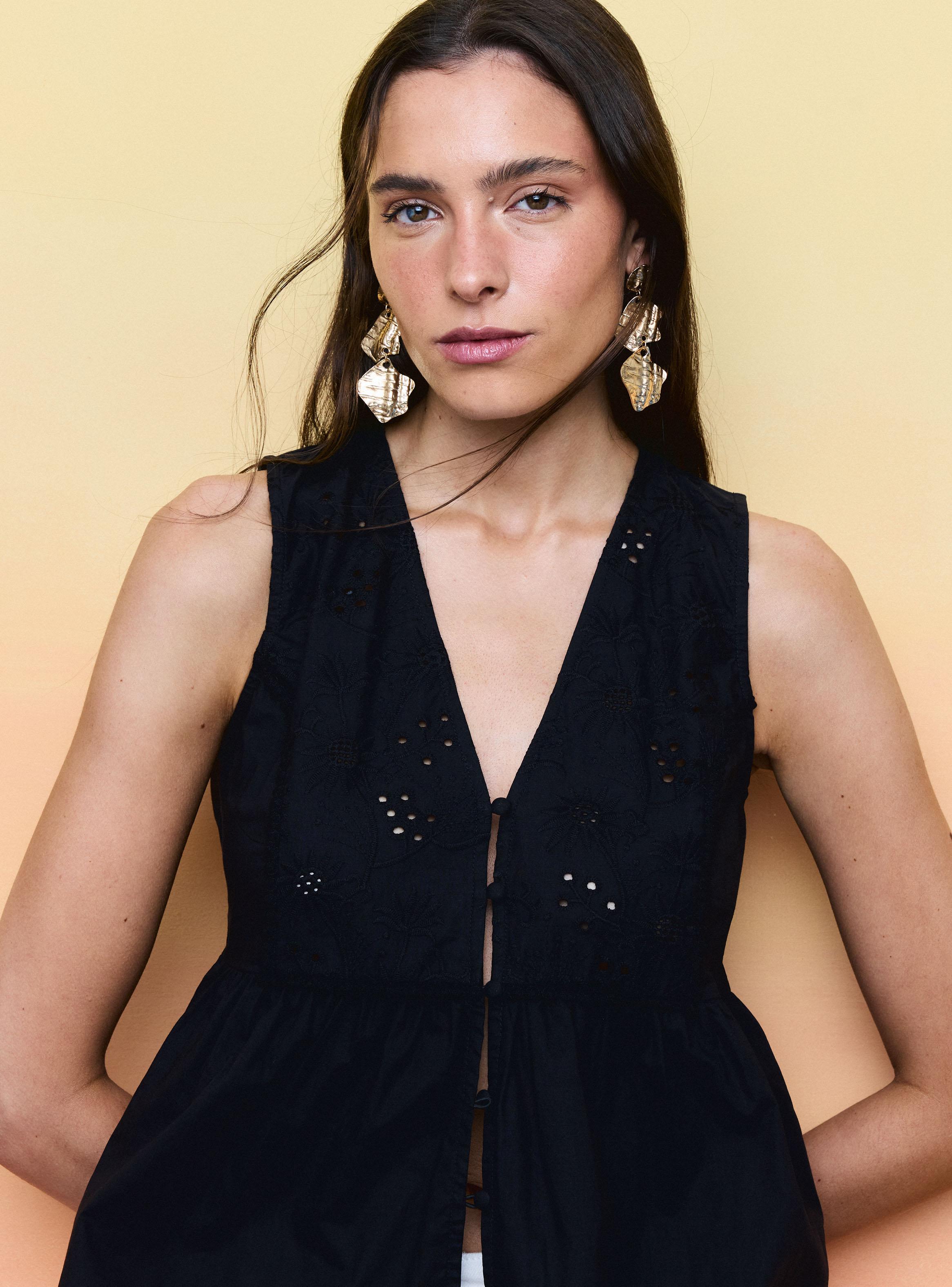 Blusa Escote V Abotonada con Bordados-2