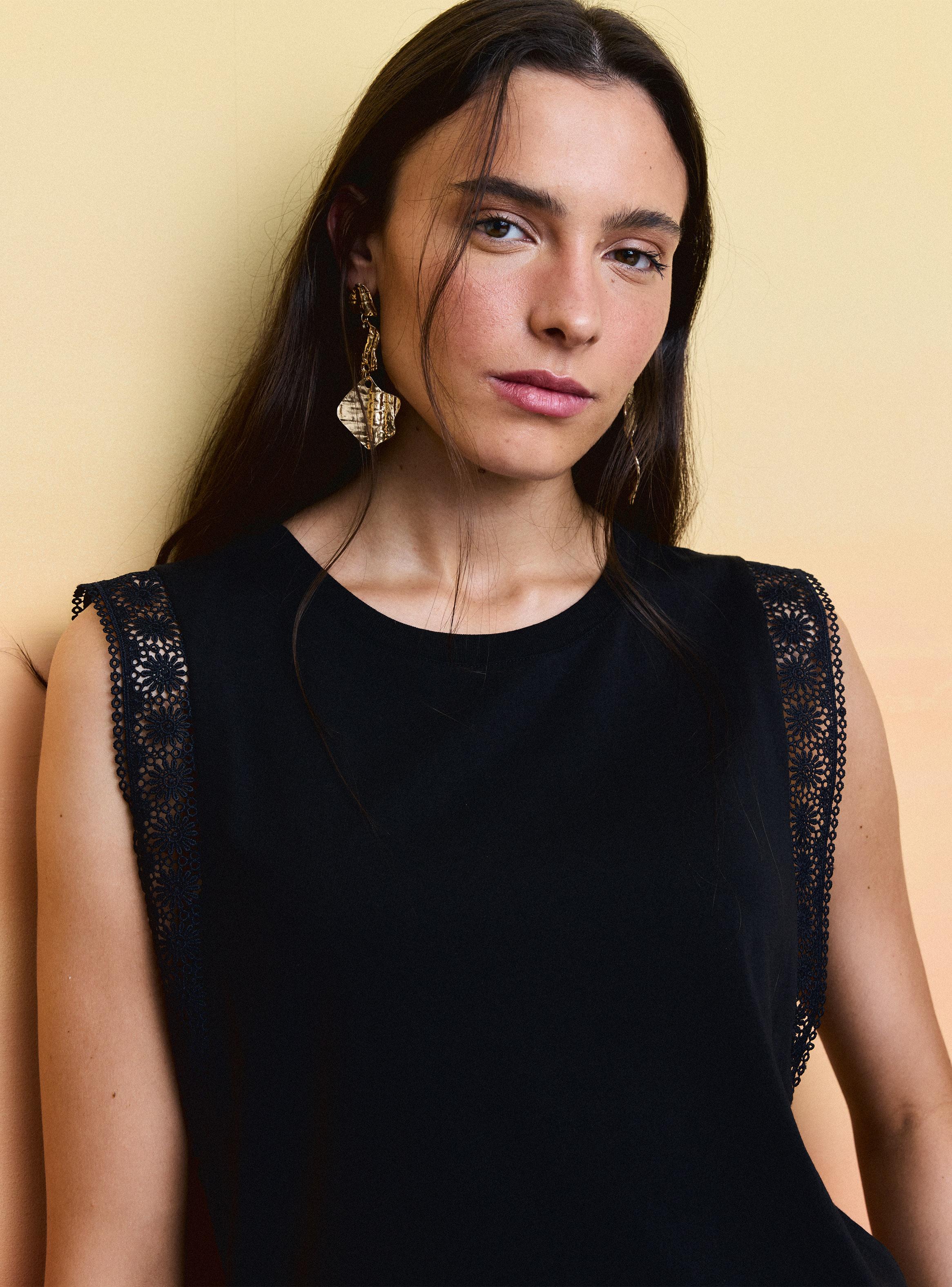 Blusa Escote Redondo y Detalle de Aplicación Bordado-2