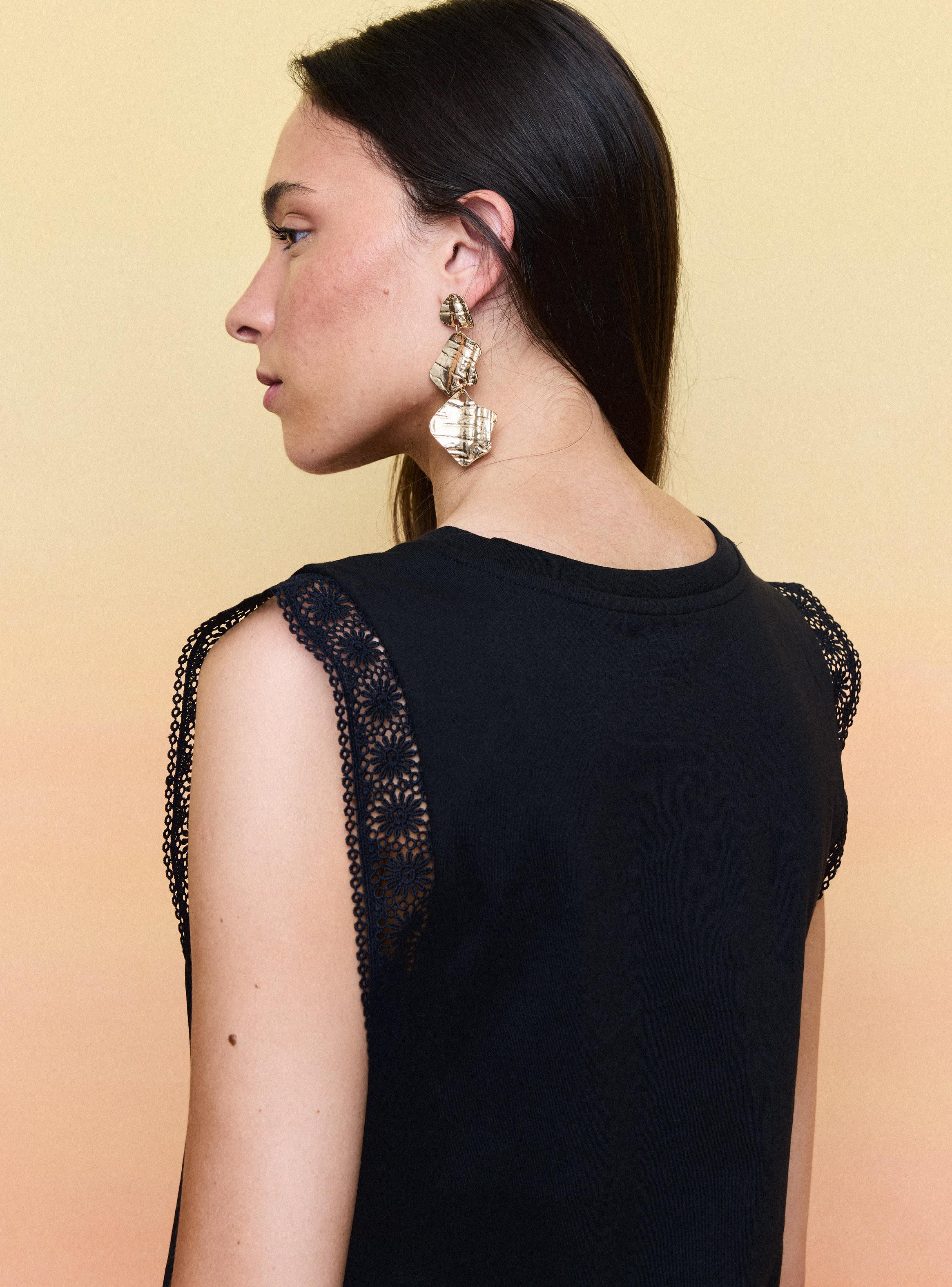 Blusa Escote Redondo y Detalle de Aplicación Bordado-3