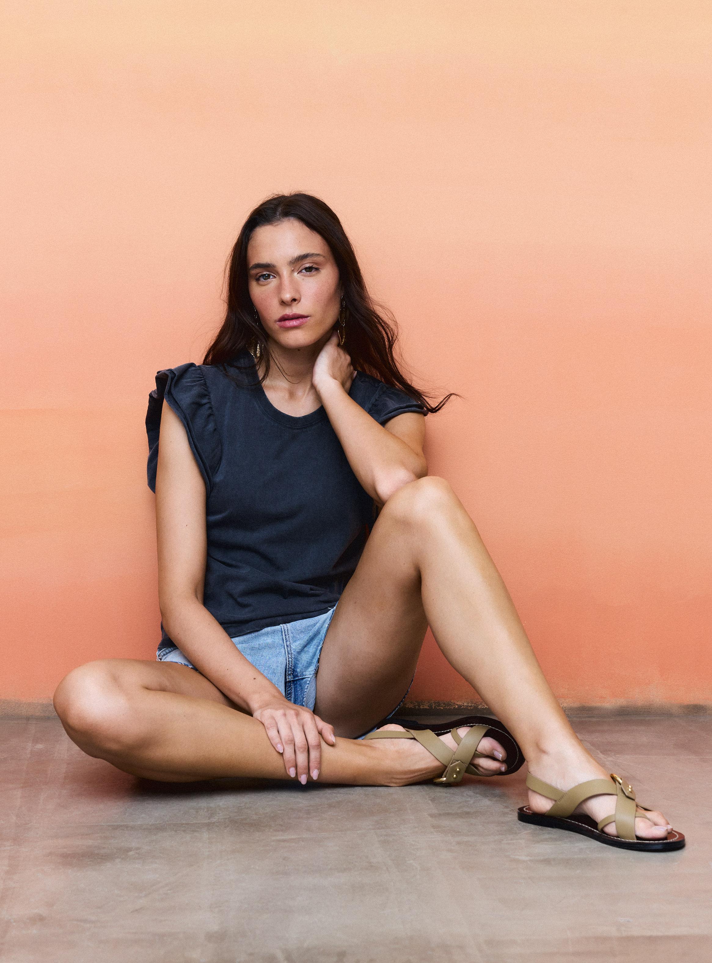 Polera Acid Wash Escote Redondo con Mangas Volantes-4