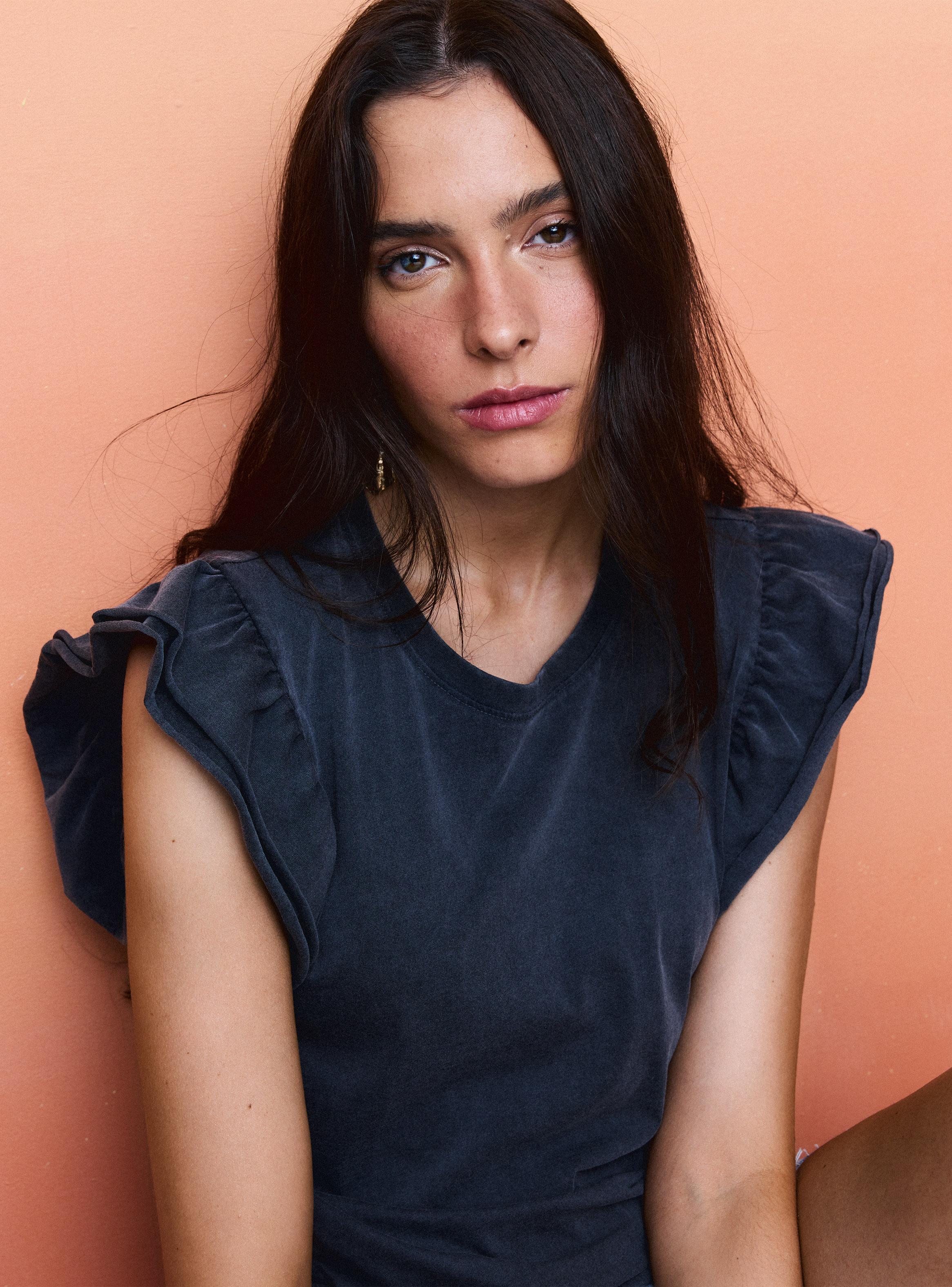 Polera Acid Wash Escote Redondo con Mangas Volantes-2