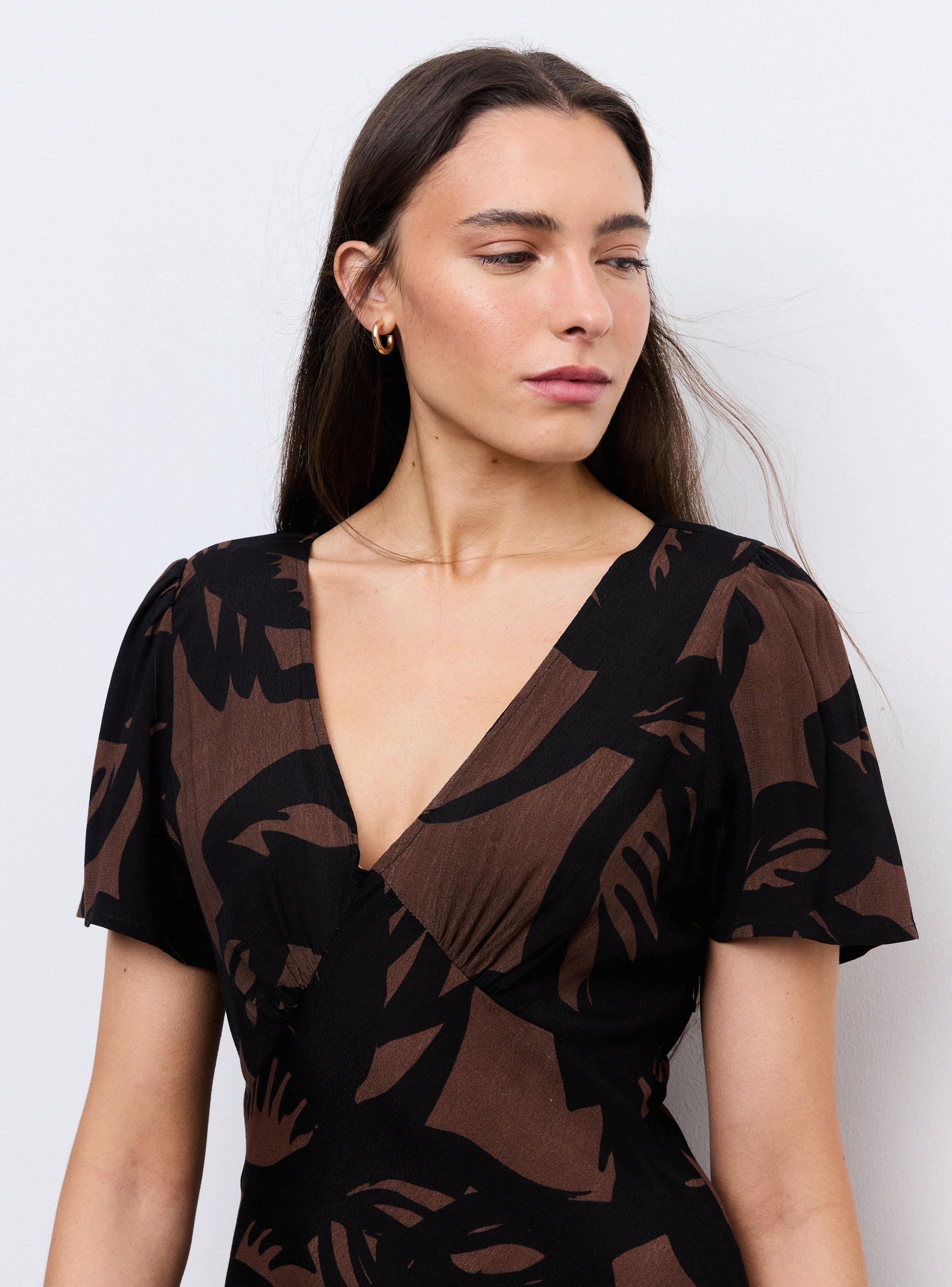 Vestido Fluido Escote V Manga Corta-2