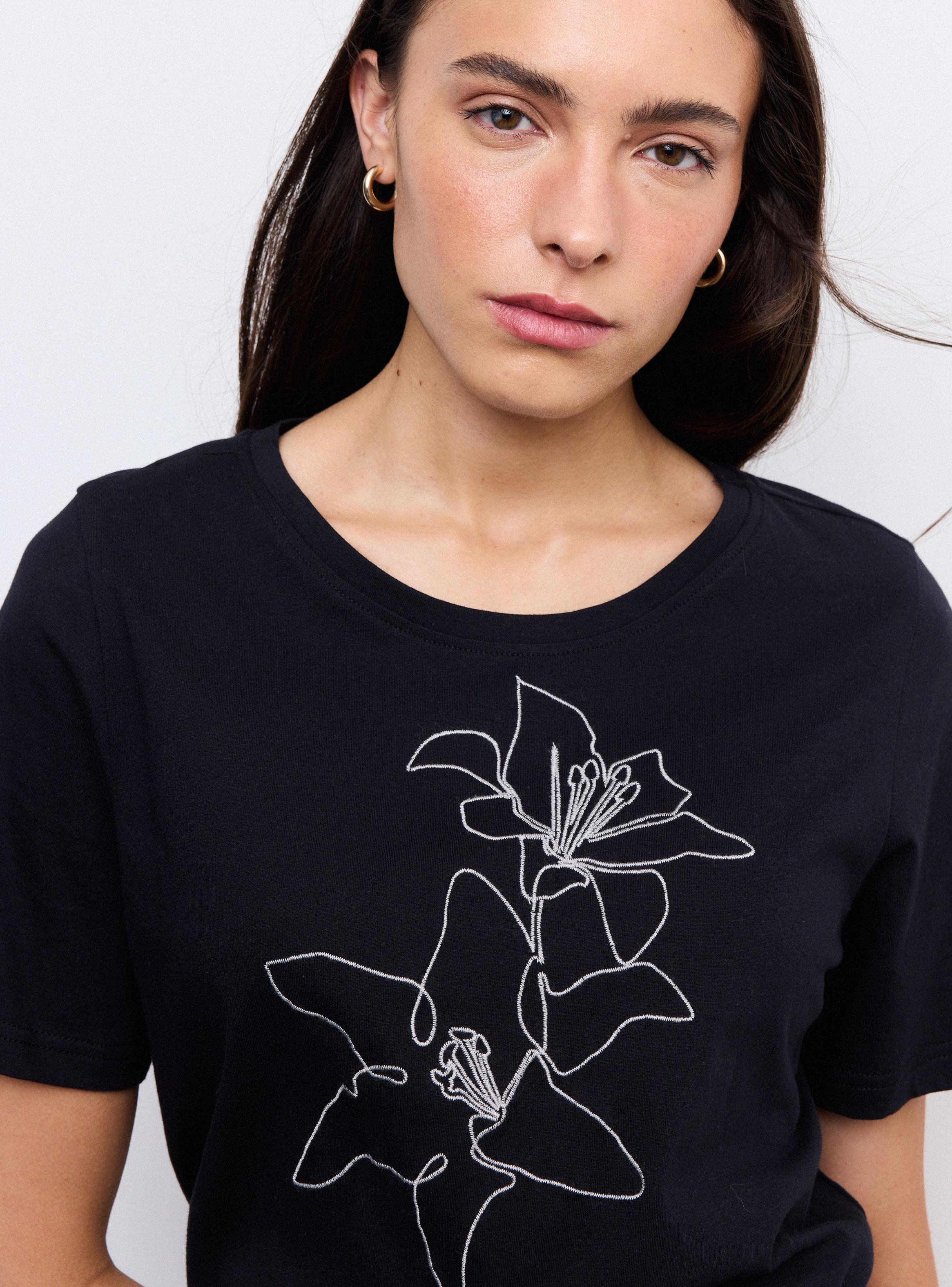 Polera Manga Corta Escote Redondo con Bordado Frontal-2