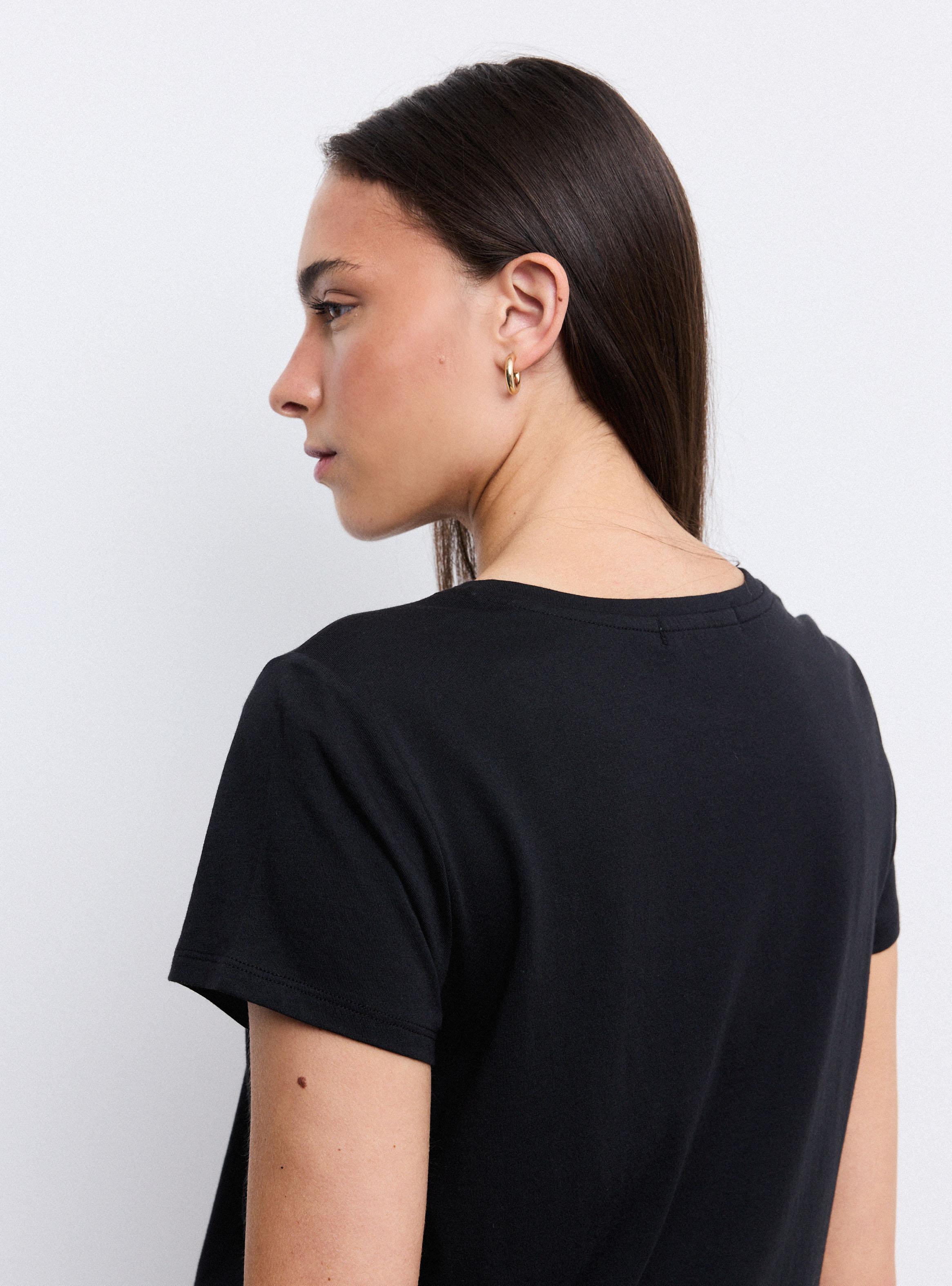 Polera Manga Corta Escote Redondo Estampado con Apliques-3