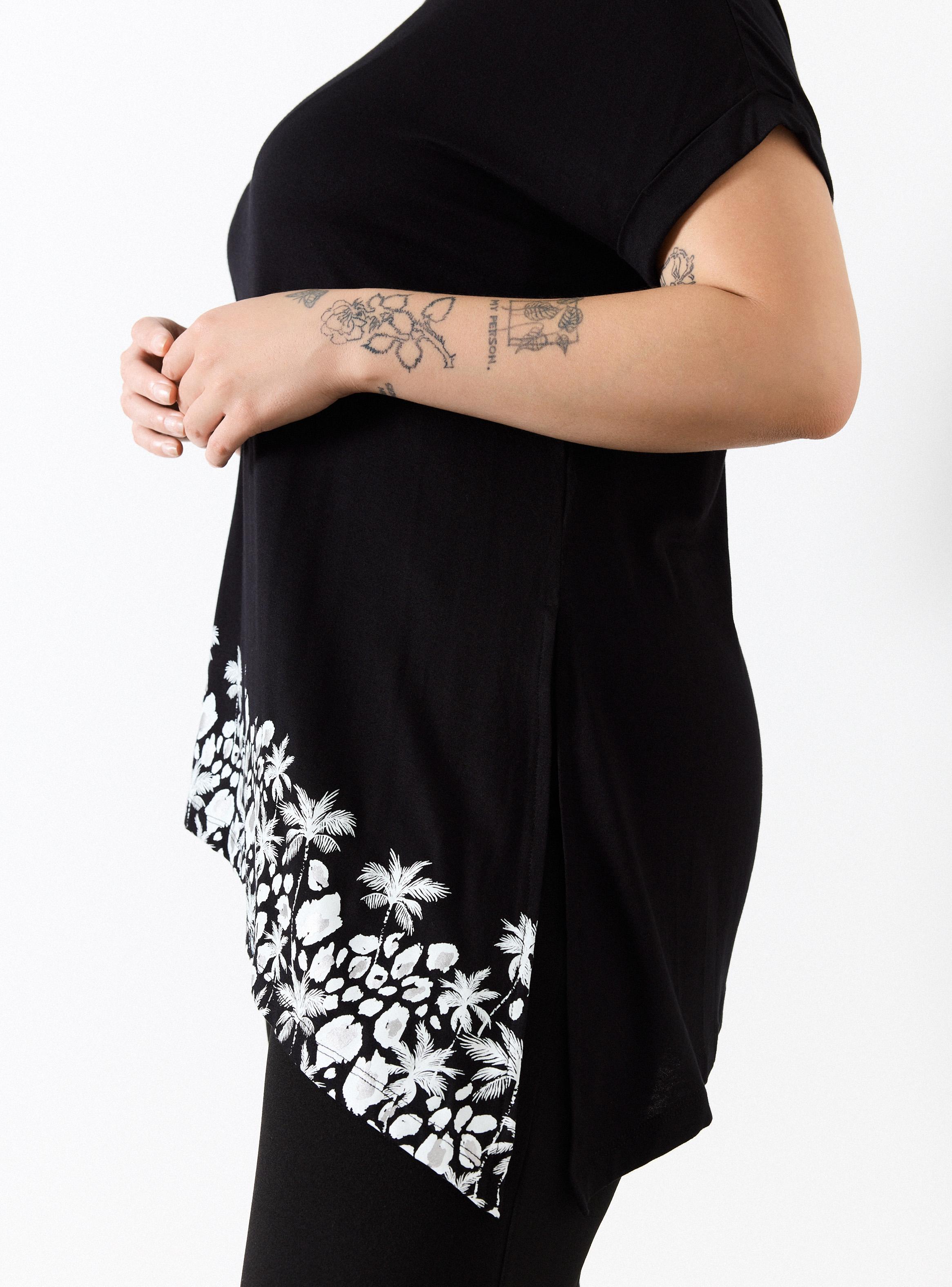 Polera Basta Irregular con Estampado Localizado-3