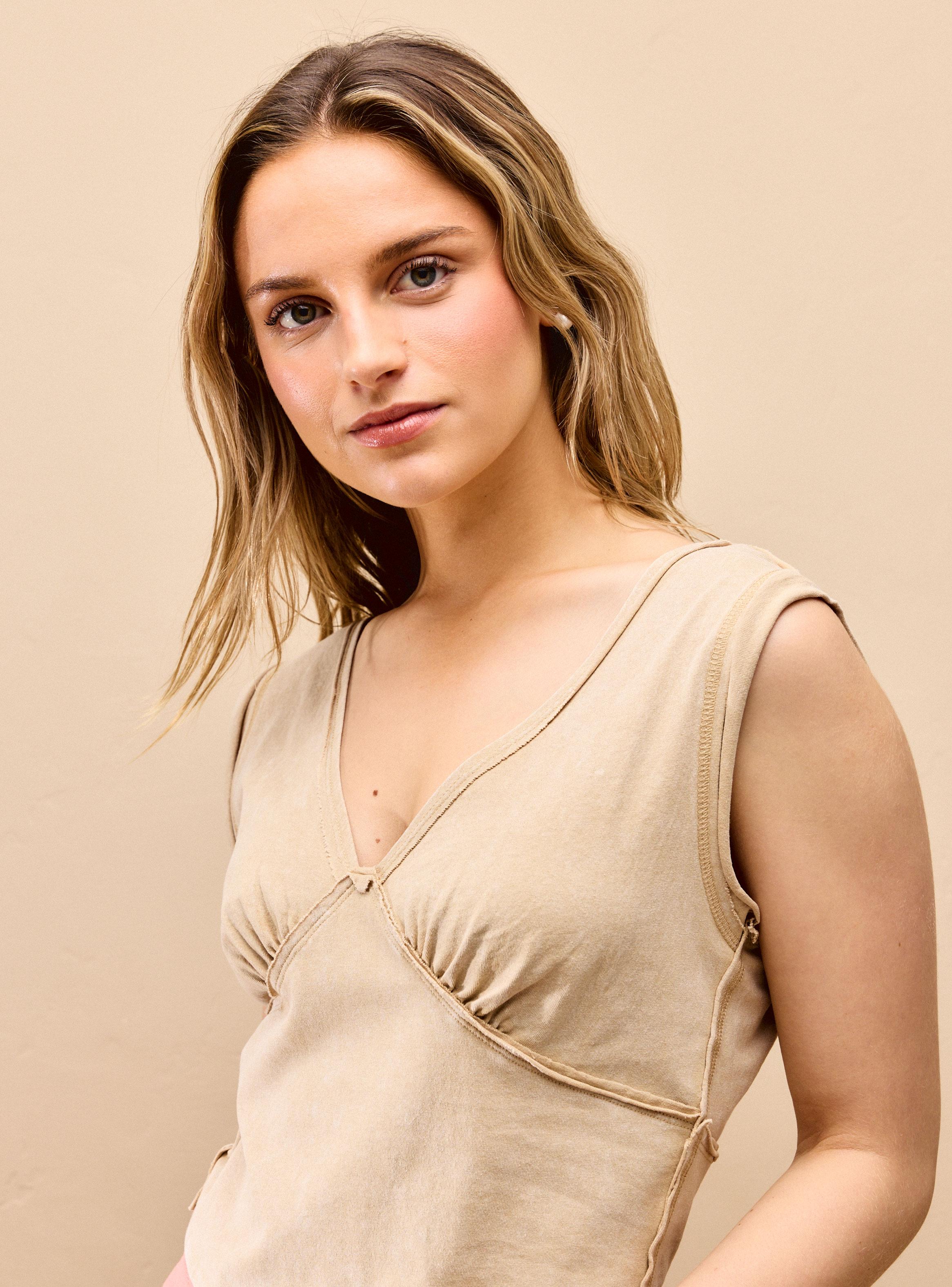 Polera Lavado Acid Wash con Panal Abeja Espalda-2