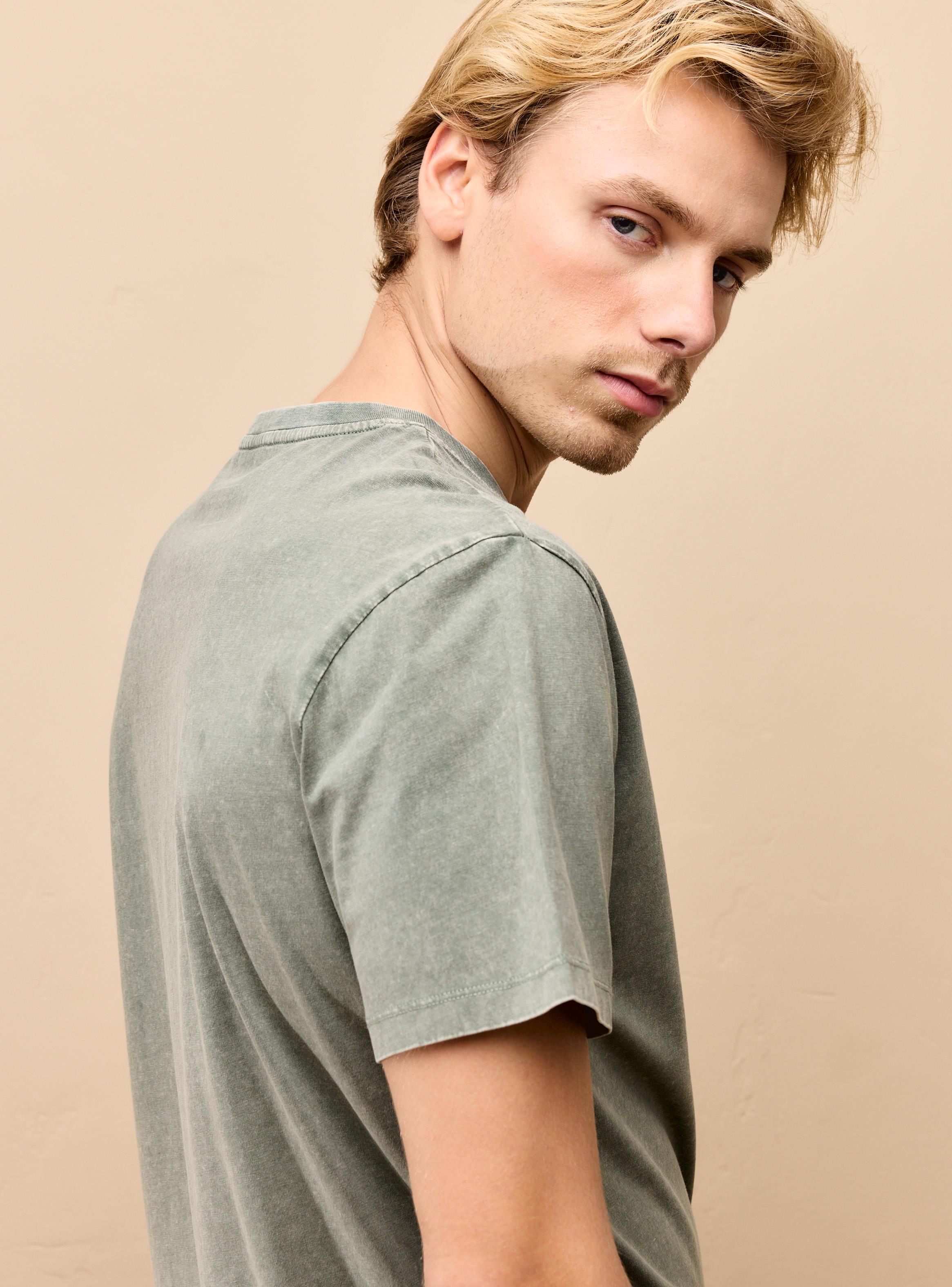 Polera Bolsillo Frontal Bordado-3