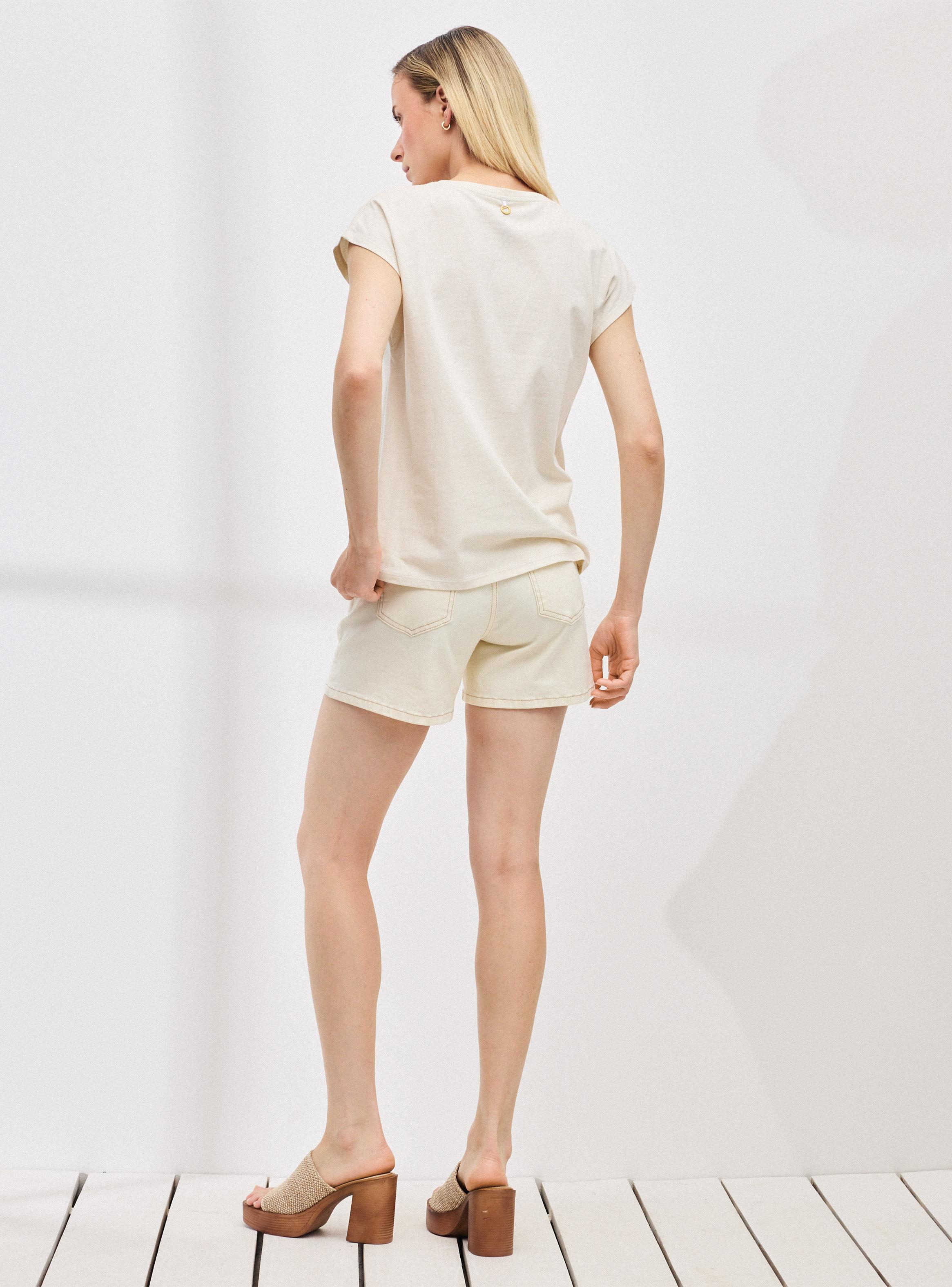 Polera Básica Estampada con Detalle Metalizado-4