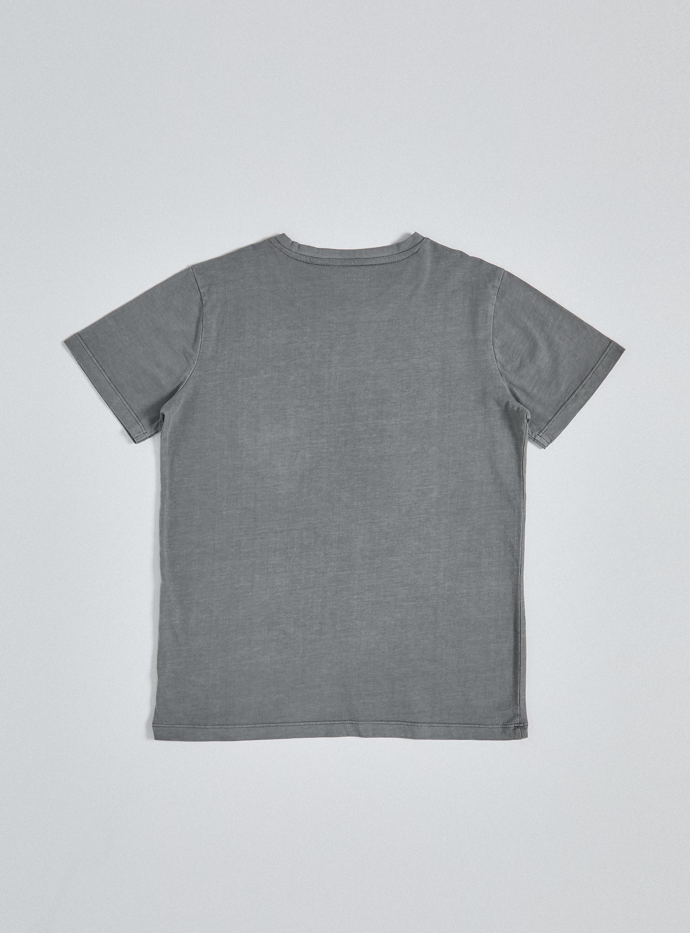 Polera Lavado Garment Dye con Logo en Bolsillo-2