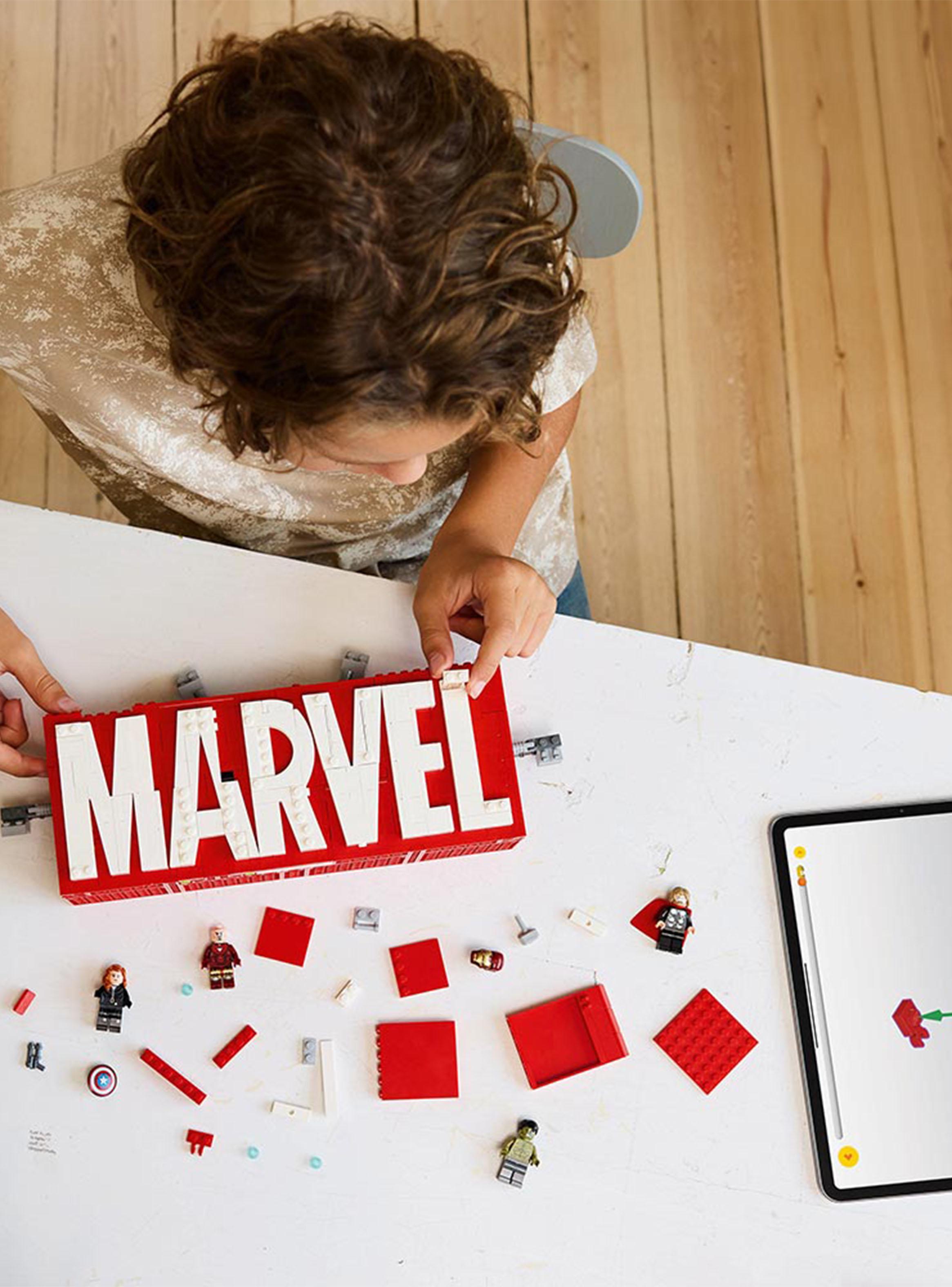 Lego Logo Marvel y Minifiguras-4