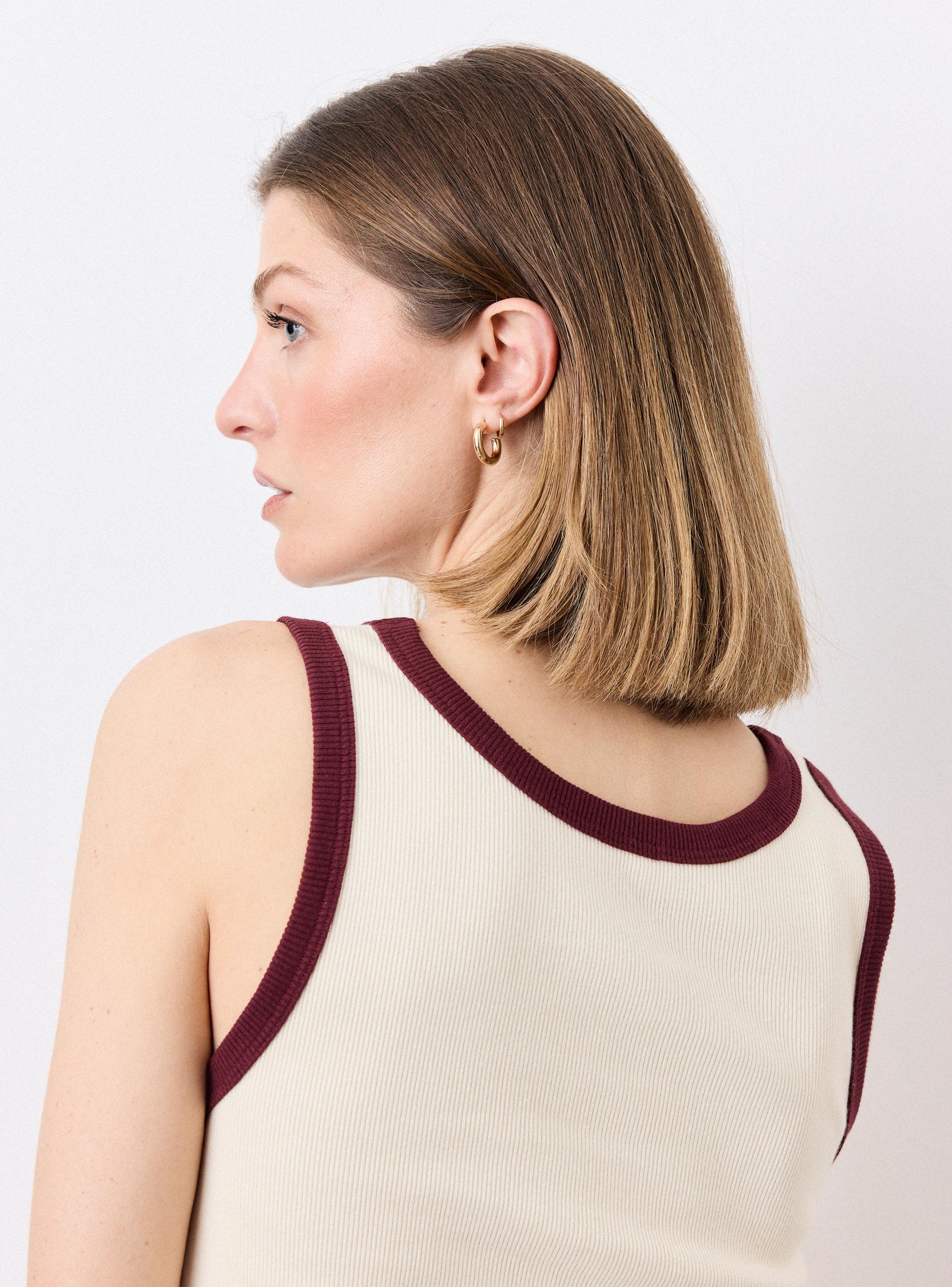 Polera sin Mangas y Cuello Redondo Vivo en Contraste-3