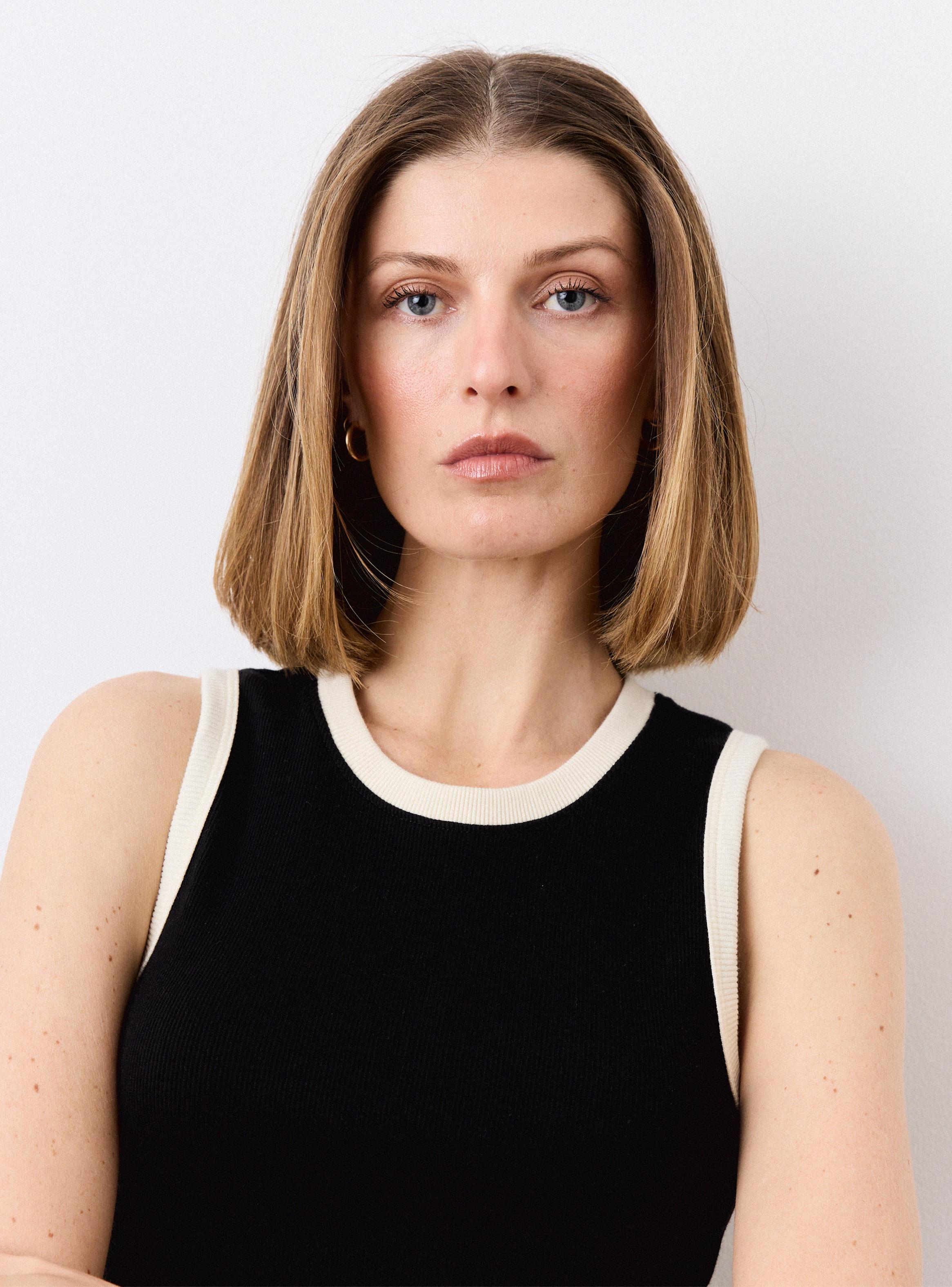 Polera sin Mangas Cuello y Siza a Contratono-2