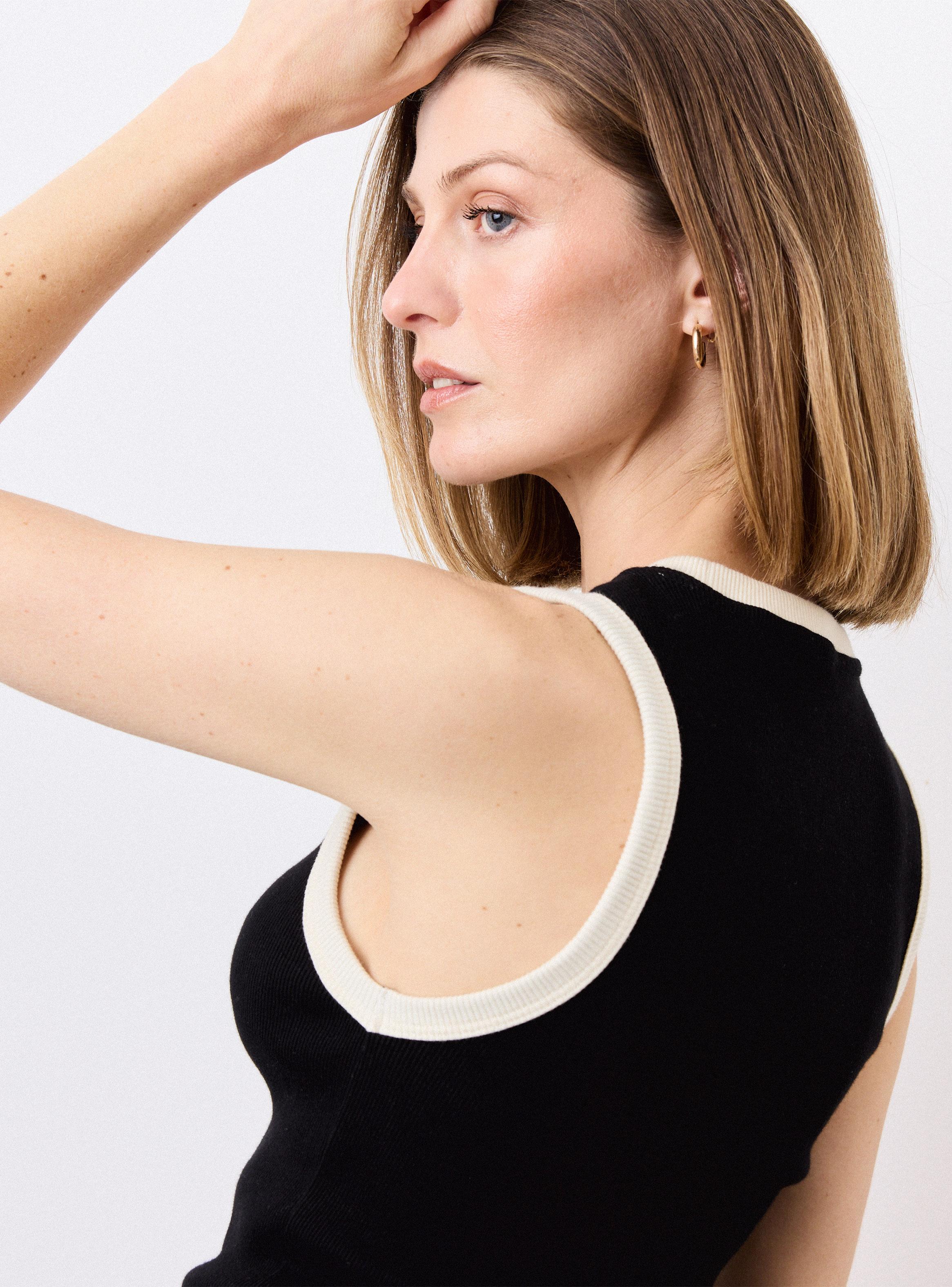 Polera sin Mangas Cuello y Siza a Contratono-3