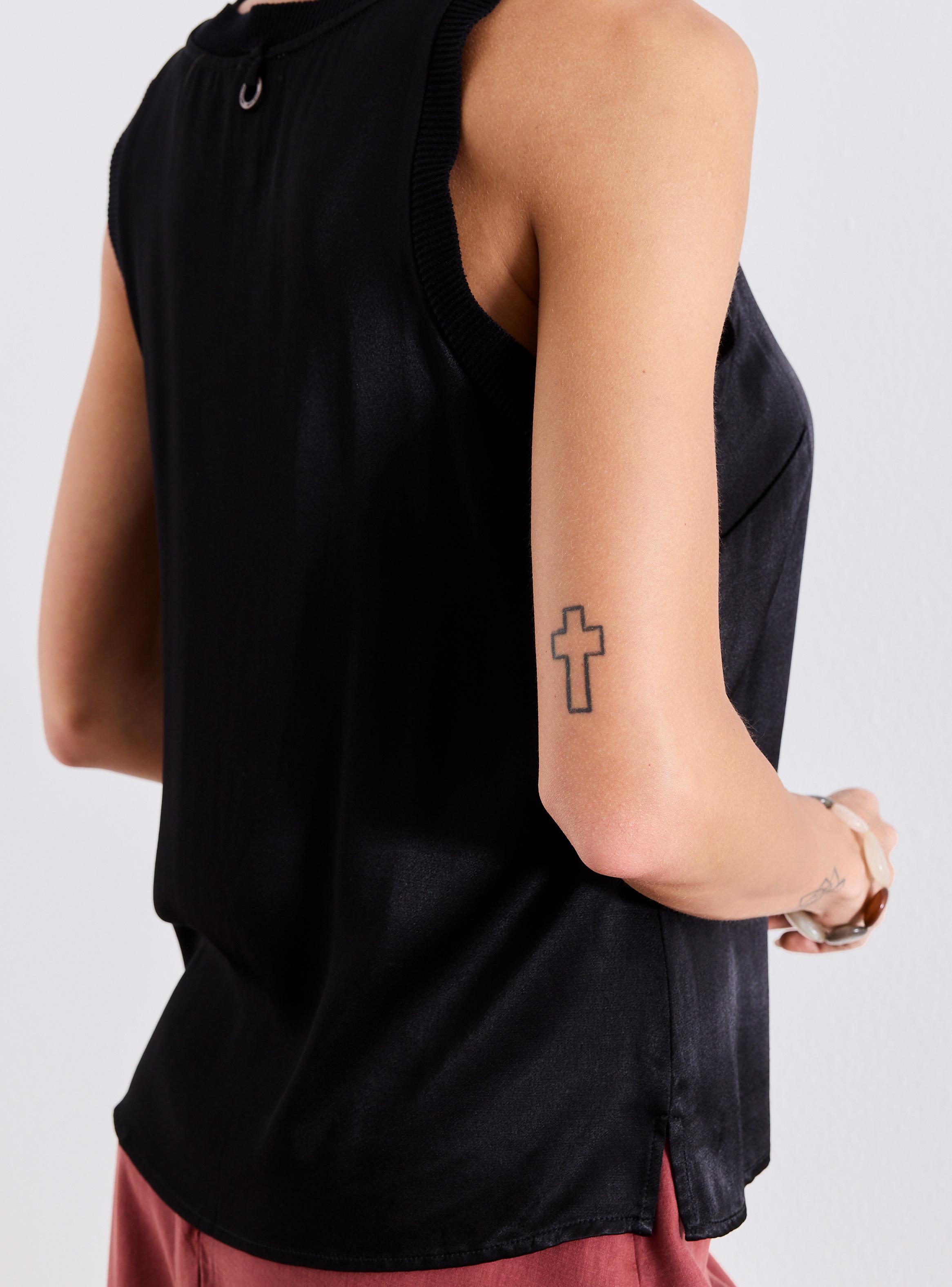 Polera Detalle en Escote y Sisa-3