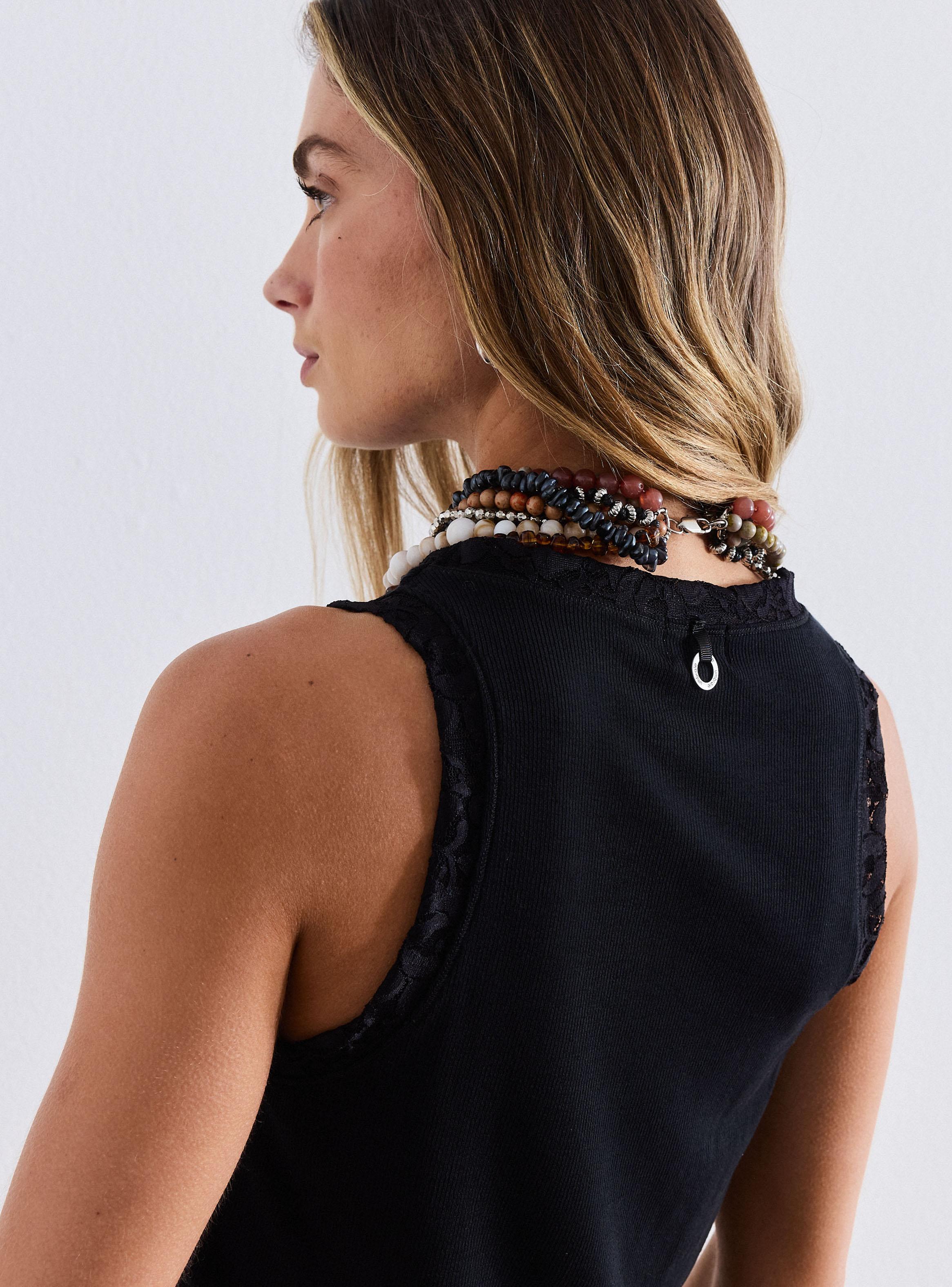 Polera Tela Acanalada con Detalles en Encaje-3