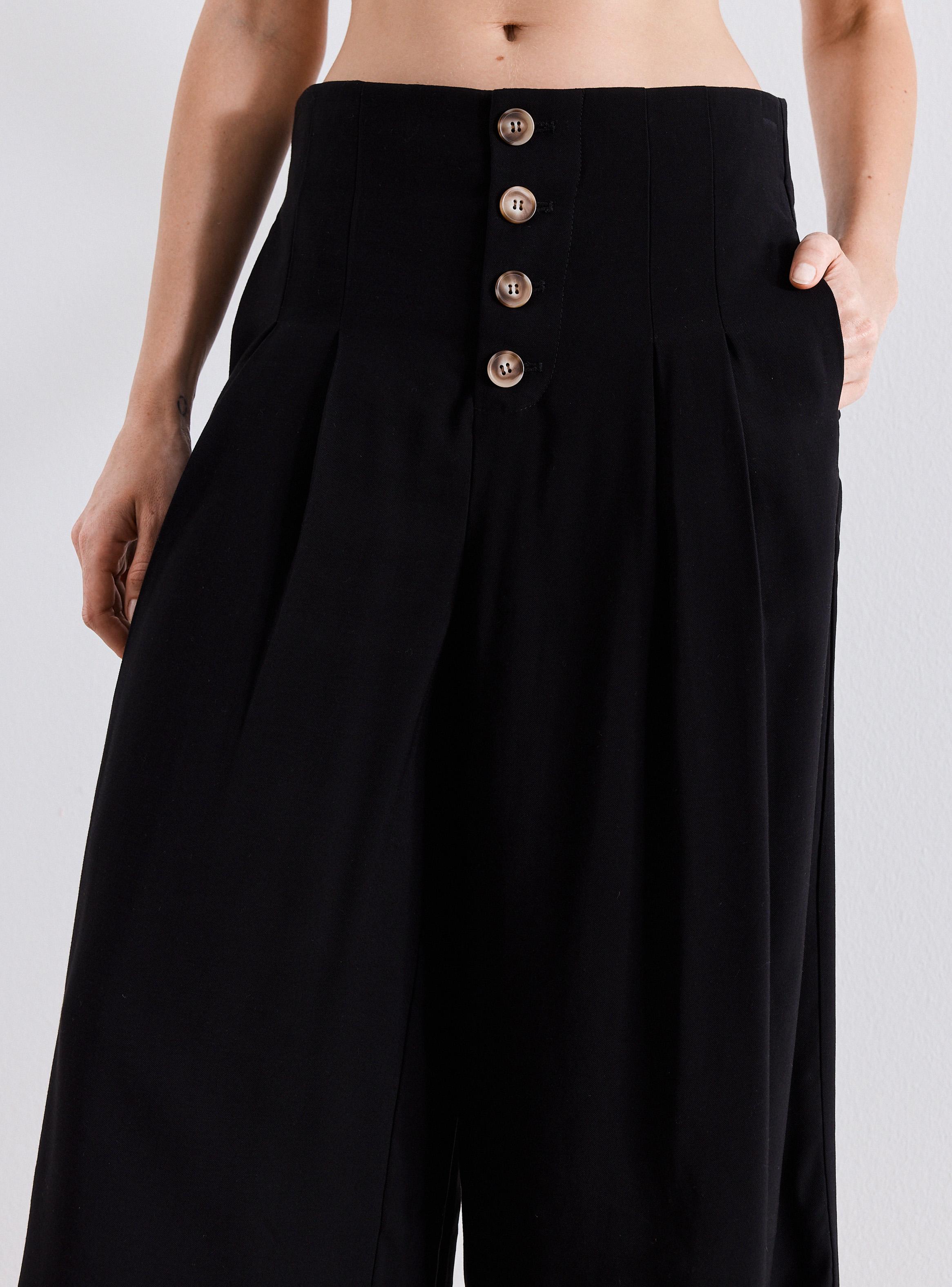 Pantalón Detalle de Pinzas y Botones en Delantero-2