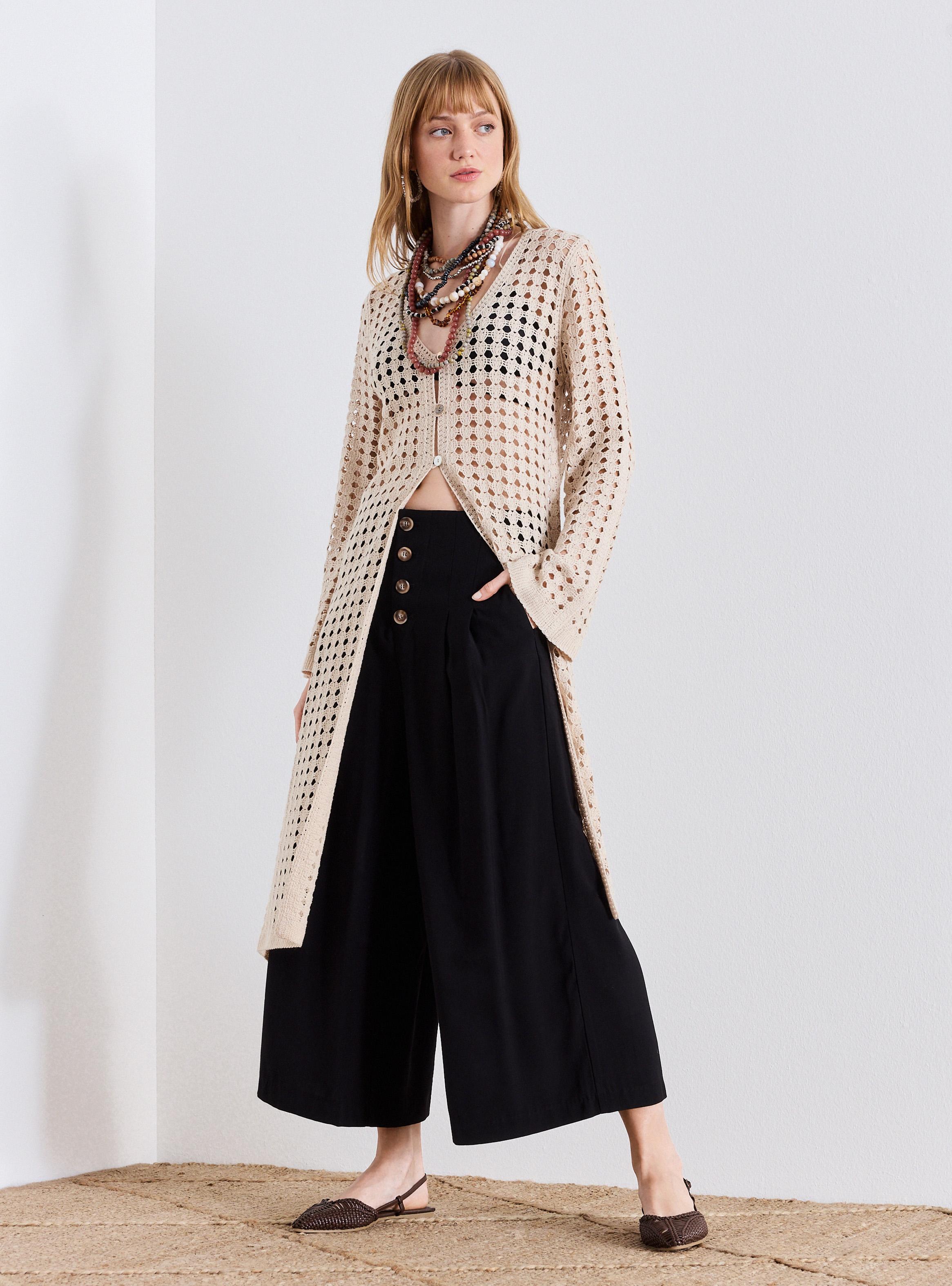 Pantalón Detalle de Pinzas y Botones en Delantero-4