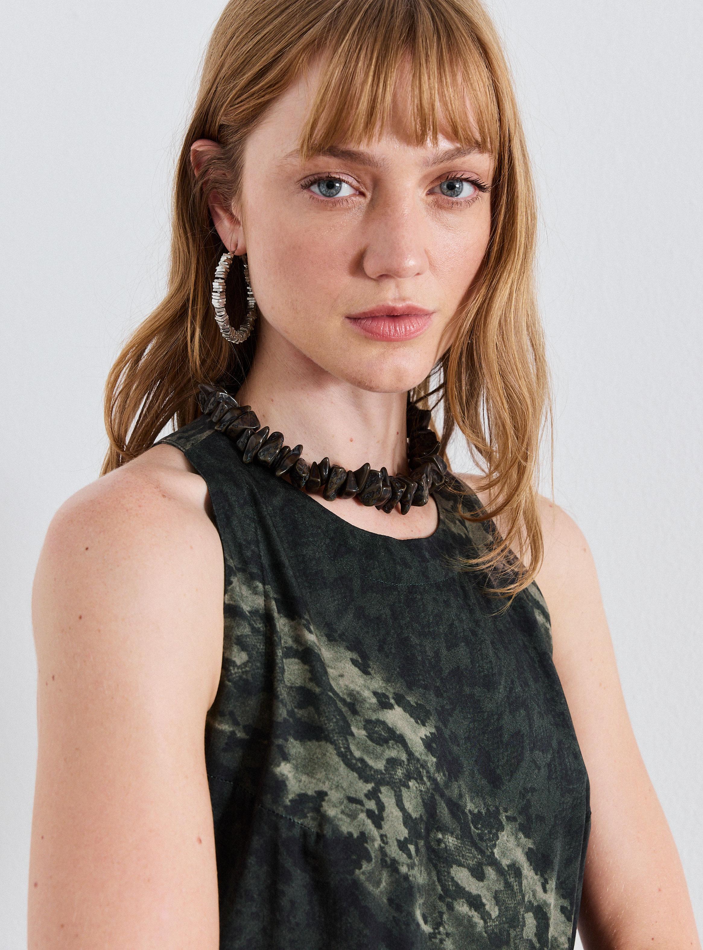 Vestido Estampado y Detalle de Cierre en Espalda-2